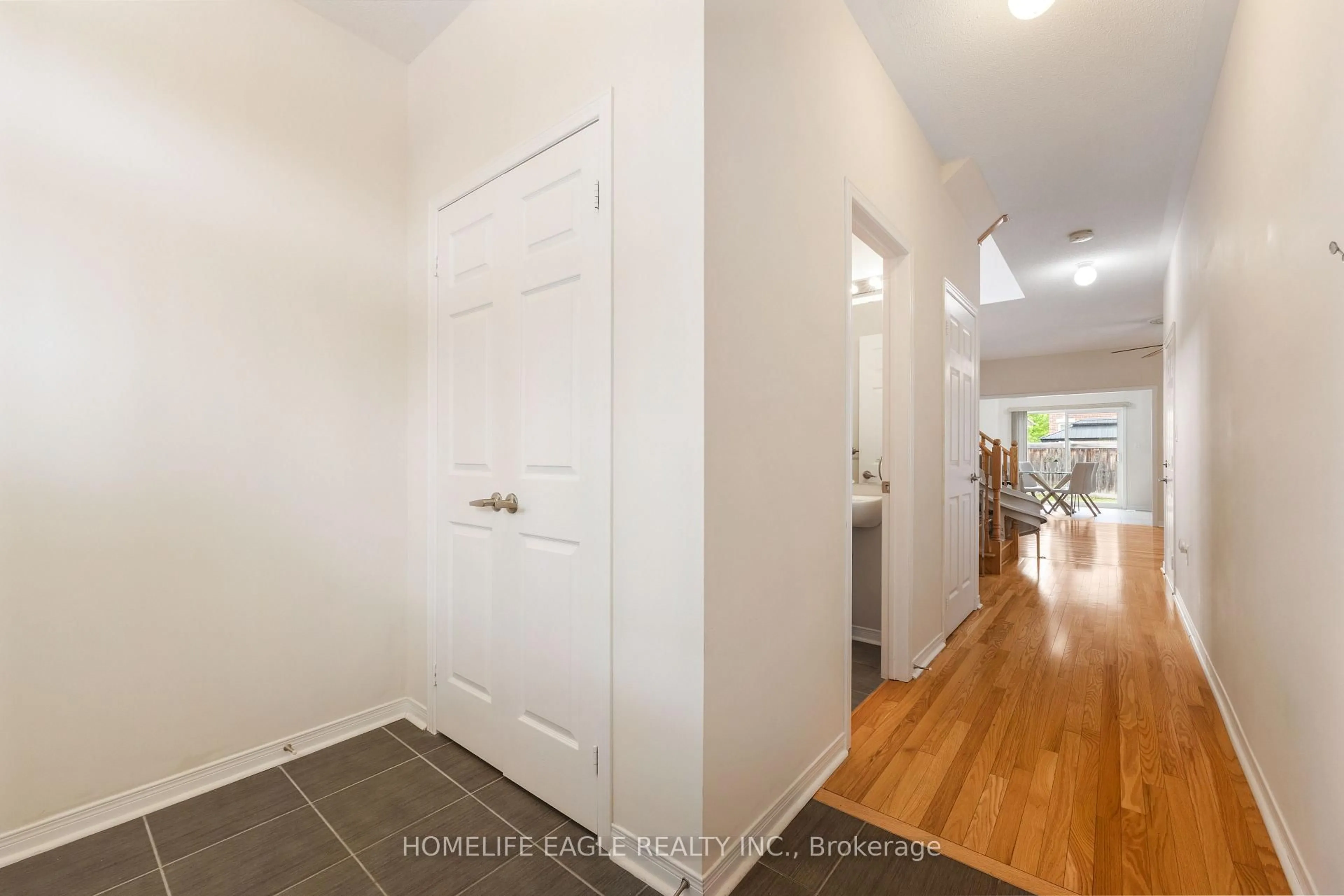 Indoor entryway for 19 Gentile Circ, Vaughan Ontario L4H 3N3