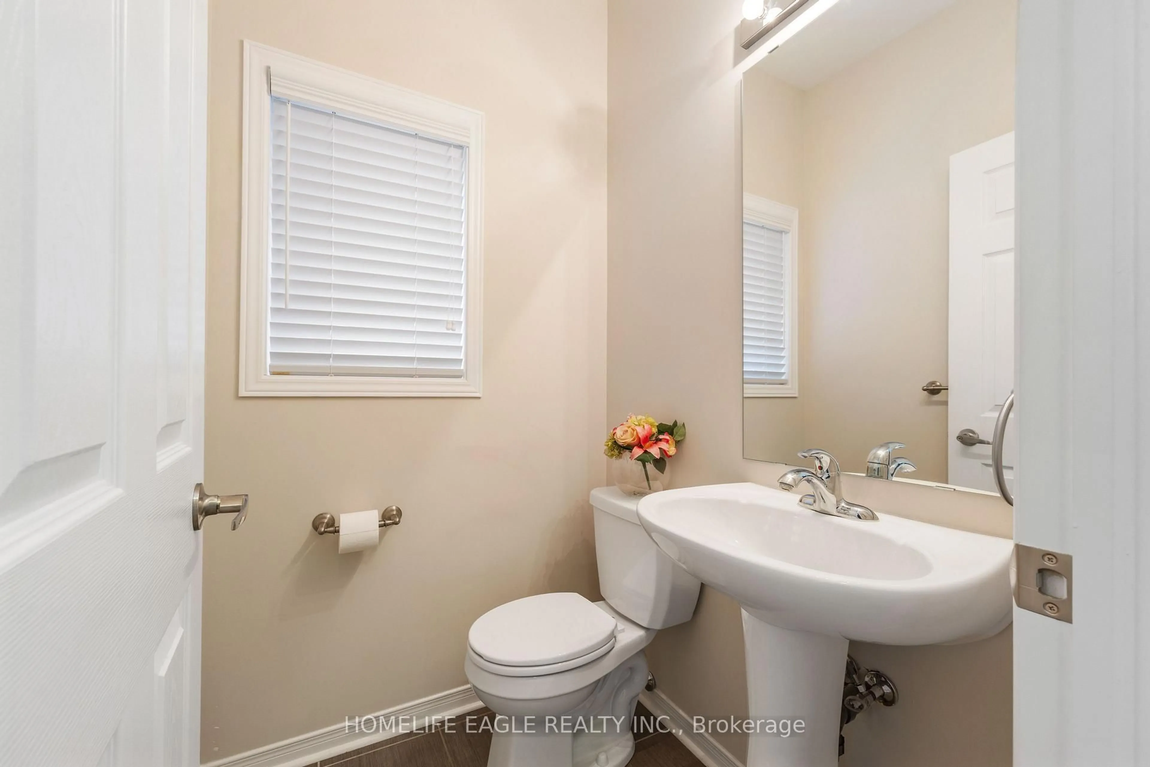 Standard bathroom, ceramic/tile floor for 19 Gentile Circ, Vaughan Ontario L4H 3N3