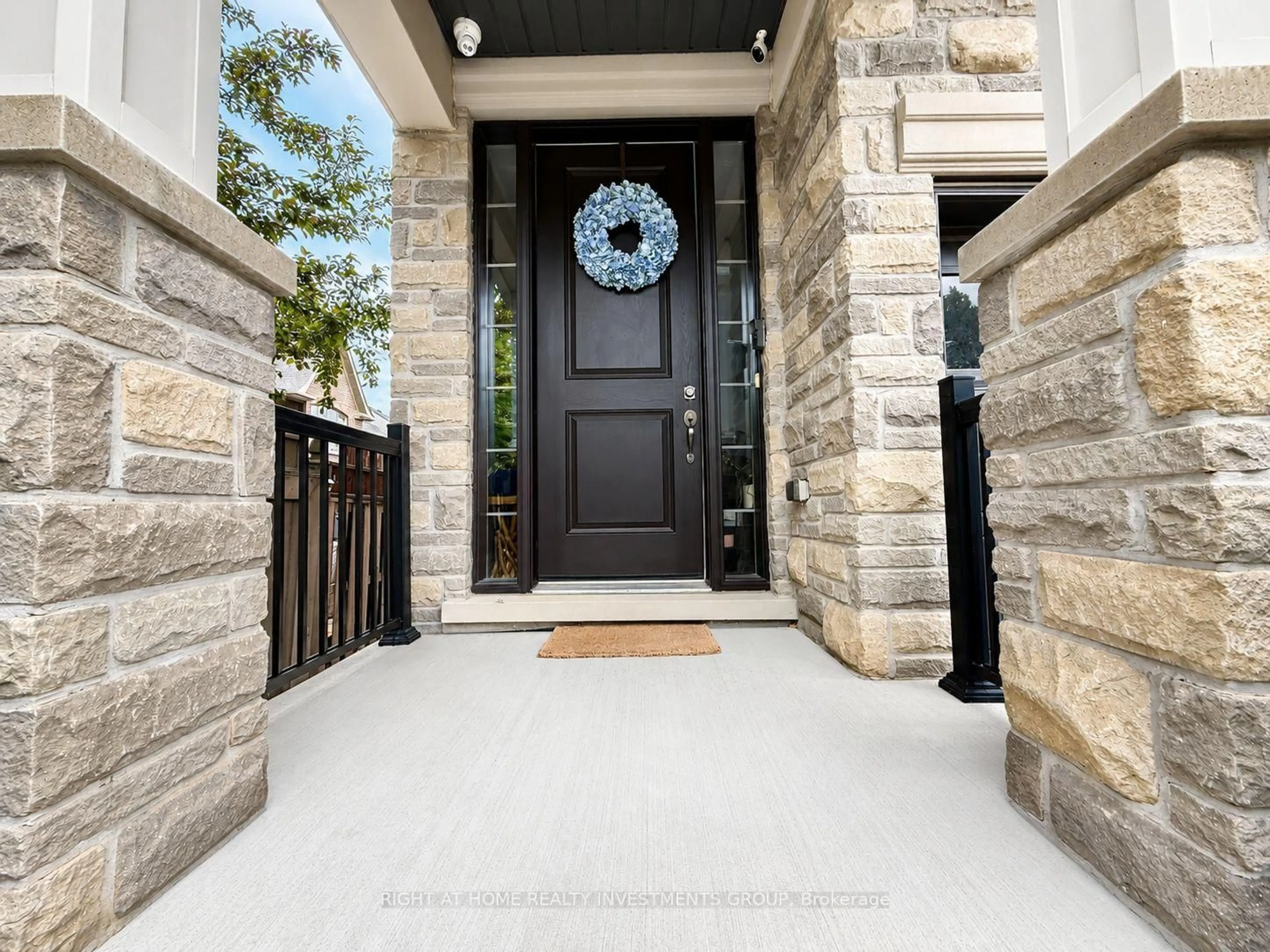 Indoor entryway for 55 Robert Berry Cres, King Ontario L7B 0M6