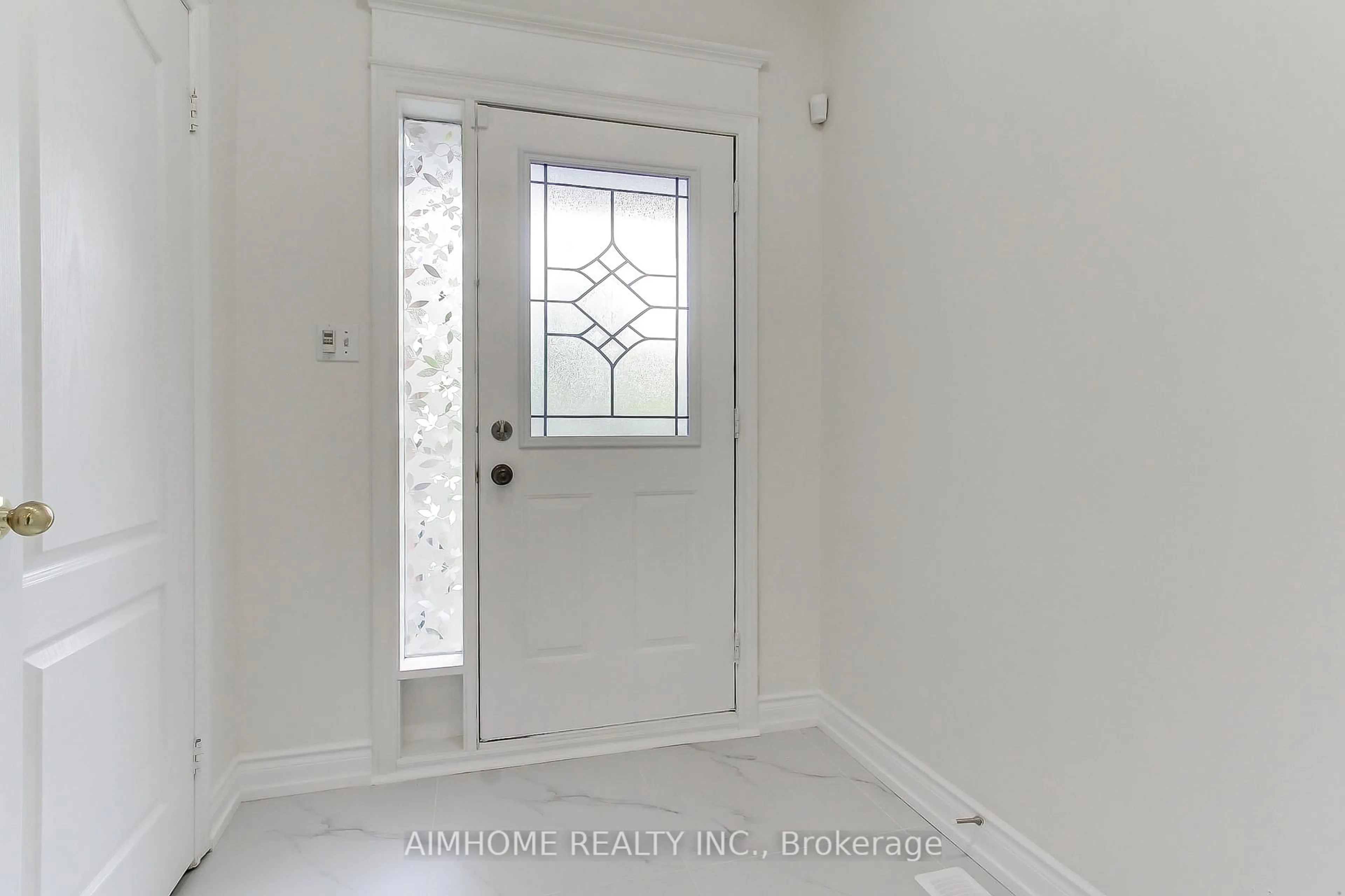 Indoor entryway for 177 Denise Circ, Newmarket Ontario L3X 2K2