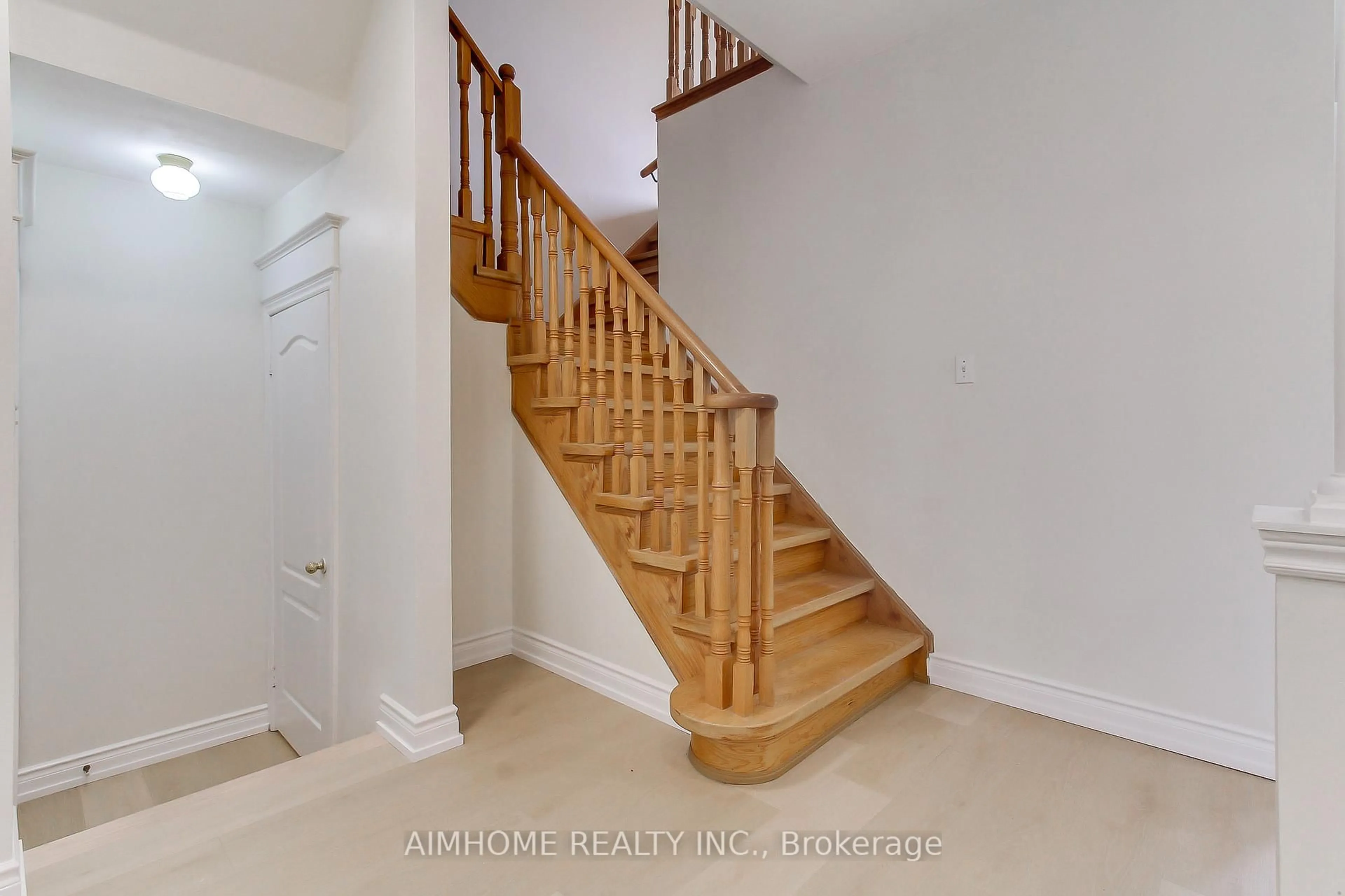 Stairs for 177 Denise Circ, Newmarket Ontario L3X 2K2