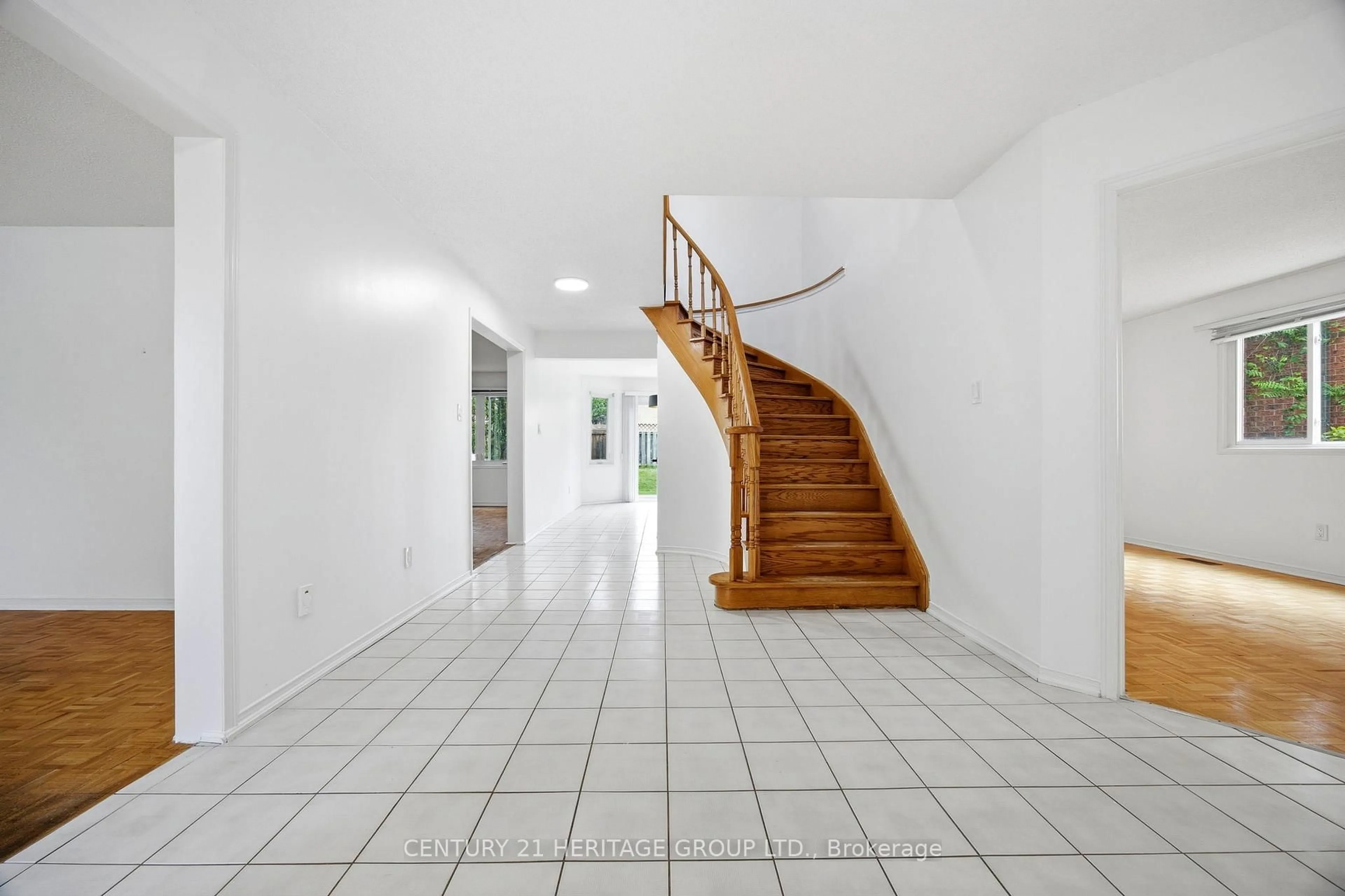 Indoor foyer for 262 Barrhill Rd, Vaughan Ontario L6A 1J6