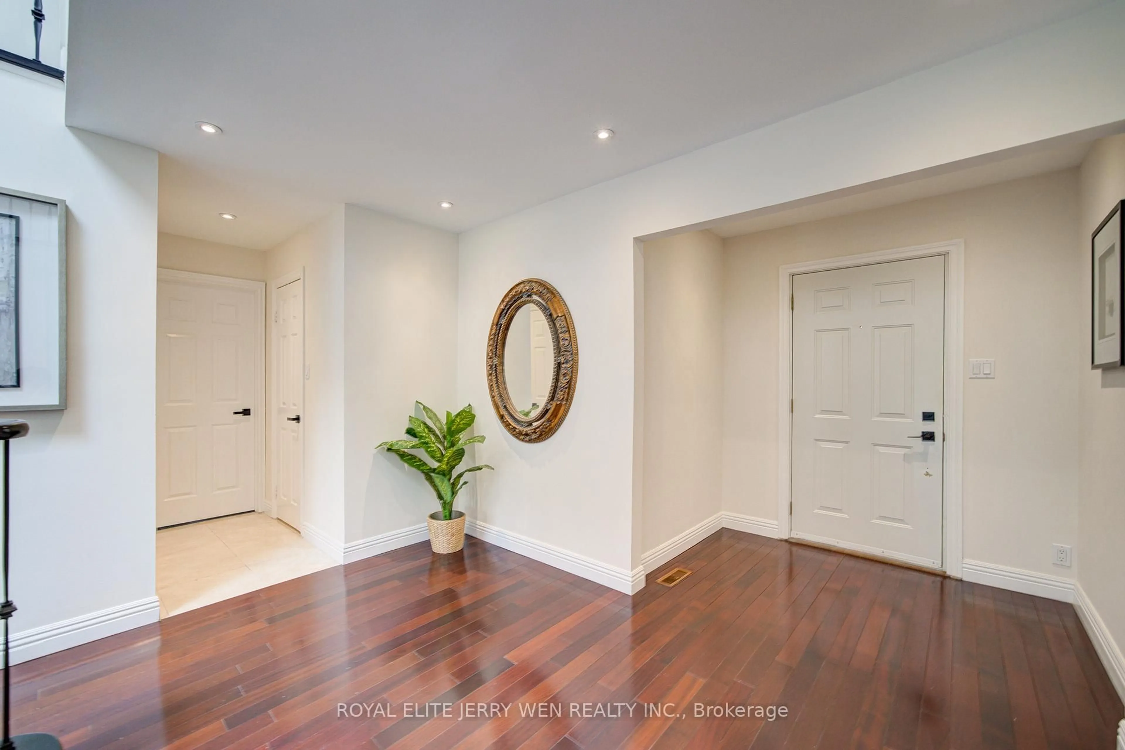 Indoor entryway for 70 Bronte Rd, Markham Ontario L3T 7J4