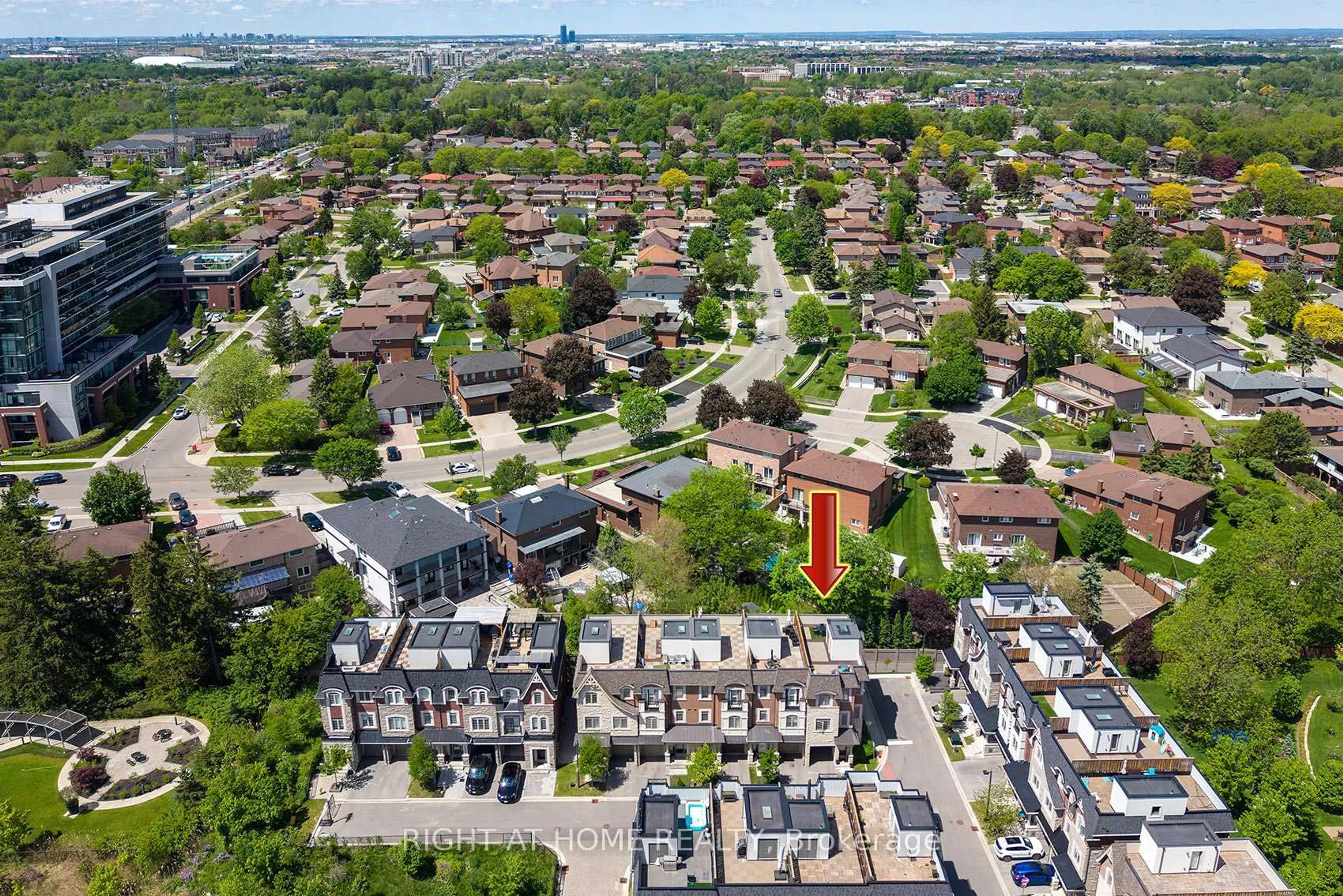 A pic from outside/outdoor area/front of a property/back of a property/a pic from drone, street for 2 Queen Mary Crt, Vaughan Ontario L4L 0H9