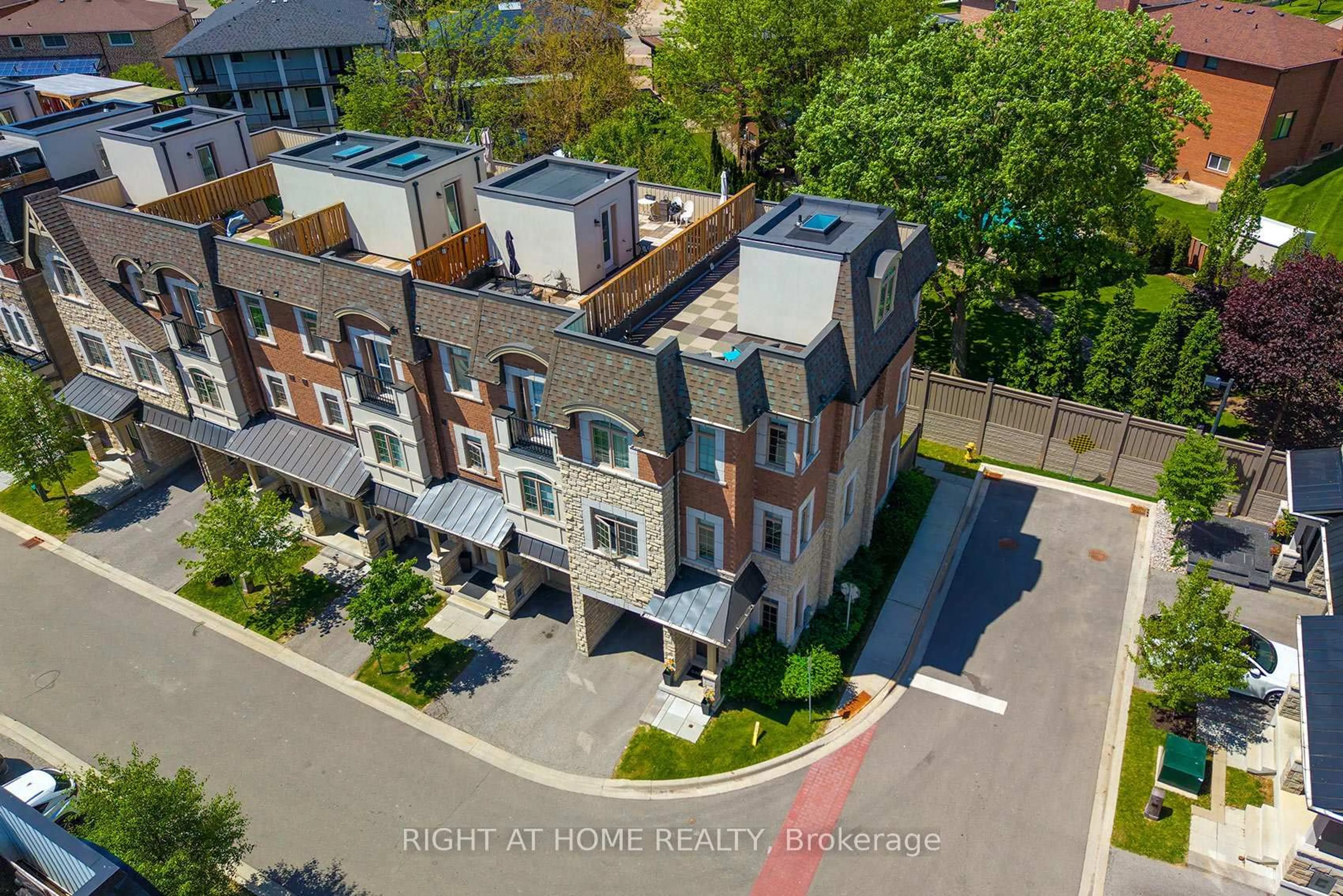 A pic from outside/outdoor area/front of a property/back of a property/a pic from drone, street for 2 Queen Mary Crt, Vaughan Ontario L4L 0H9