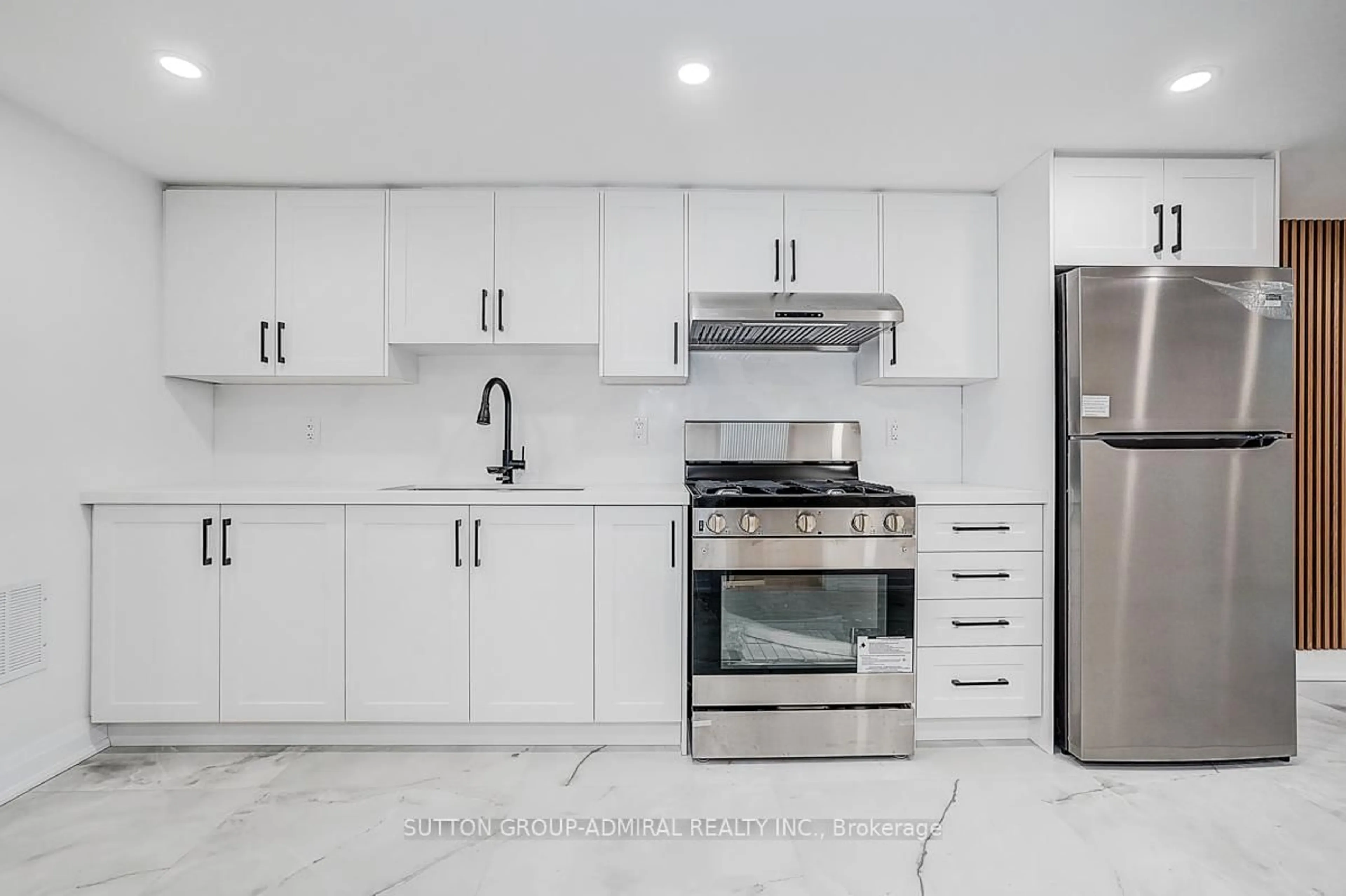 Standard kitchen, ceramic/tile floor for 176 Cherrywood Dr, Newmarket Ontario L3Y 2X8