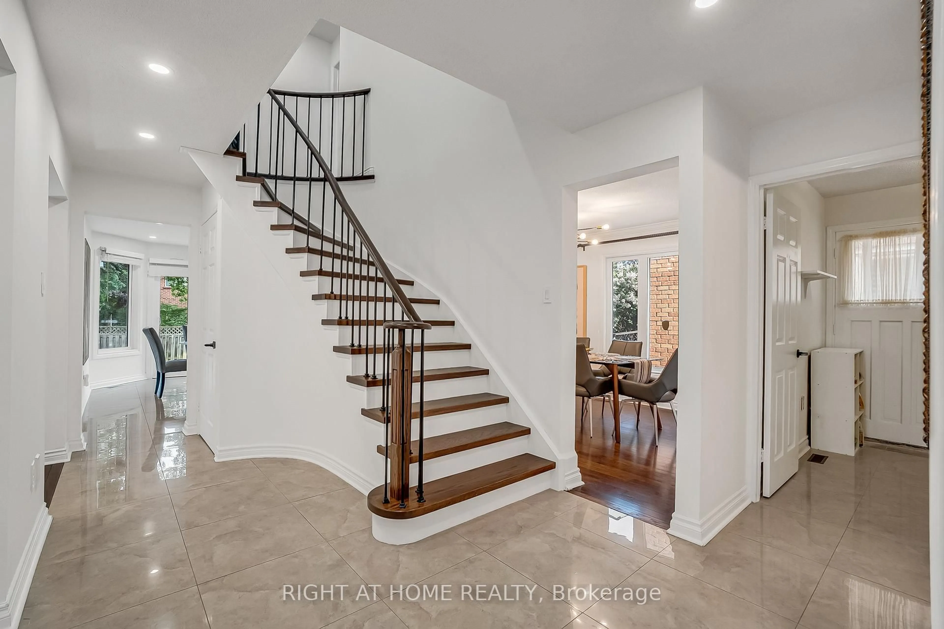 Indoor entryway for 317 Atha Ave, Richmond Hill Ontario L4C 6A8