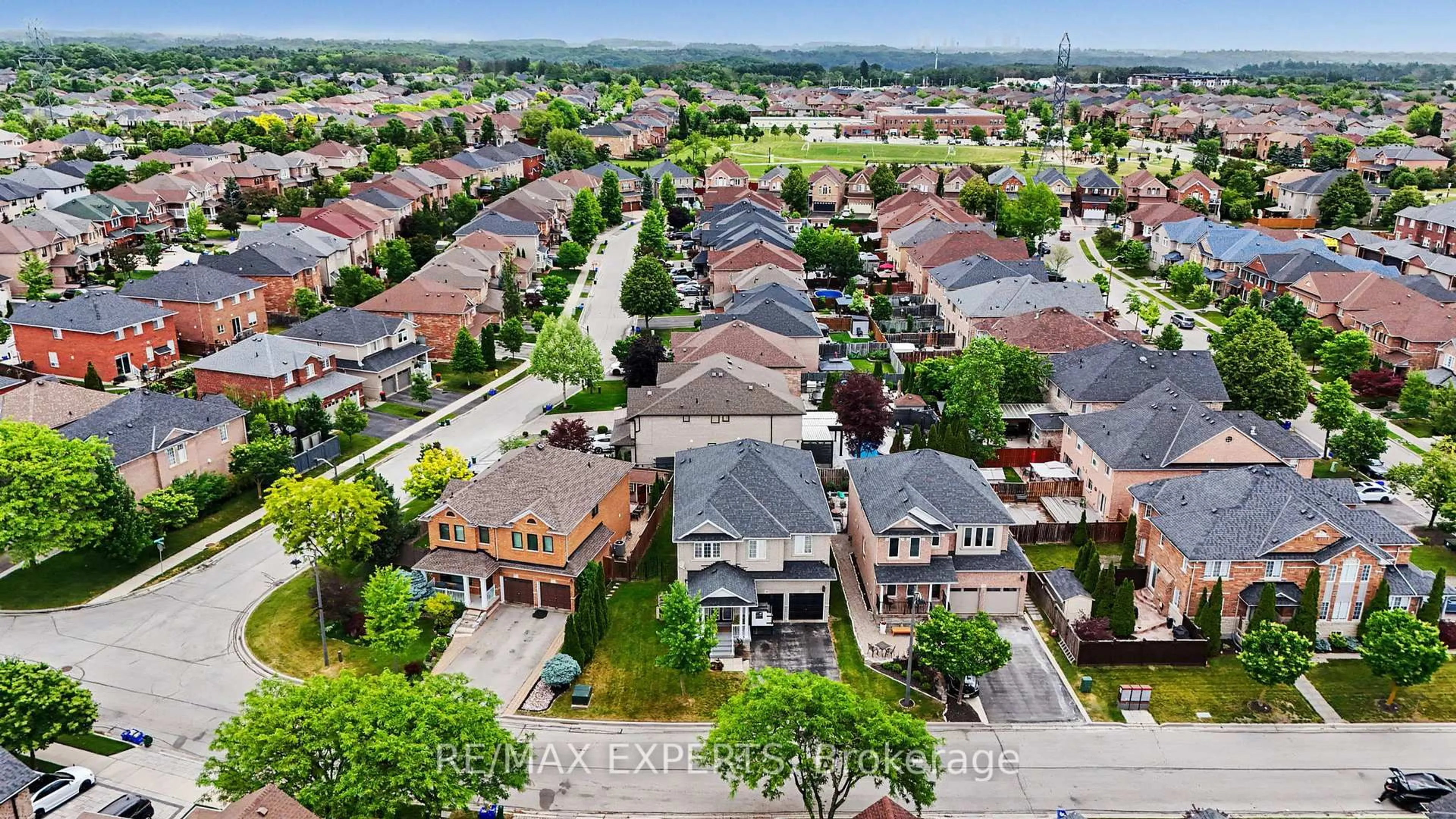 A pic from outside/outdoor area/front of a property/back of a property/a pic from drone, street for 15 Arrowood Cres, Vaughan Ontario L4H 2R4
