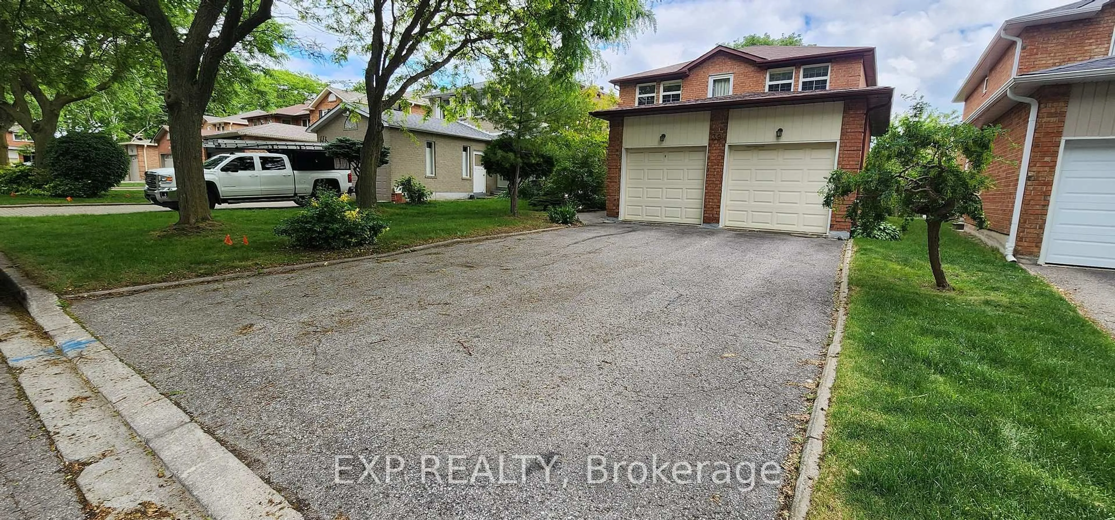 A pic from outside/outdoor area/front of a property/back of a property/a pic from drone, street for 39 Timbermill Cres, Markham Ontario L3P 6W8