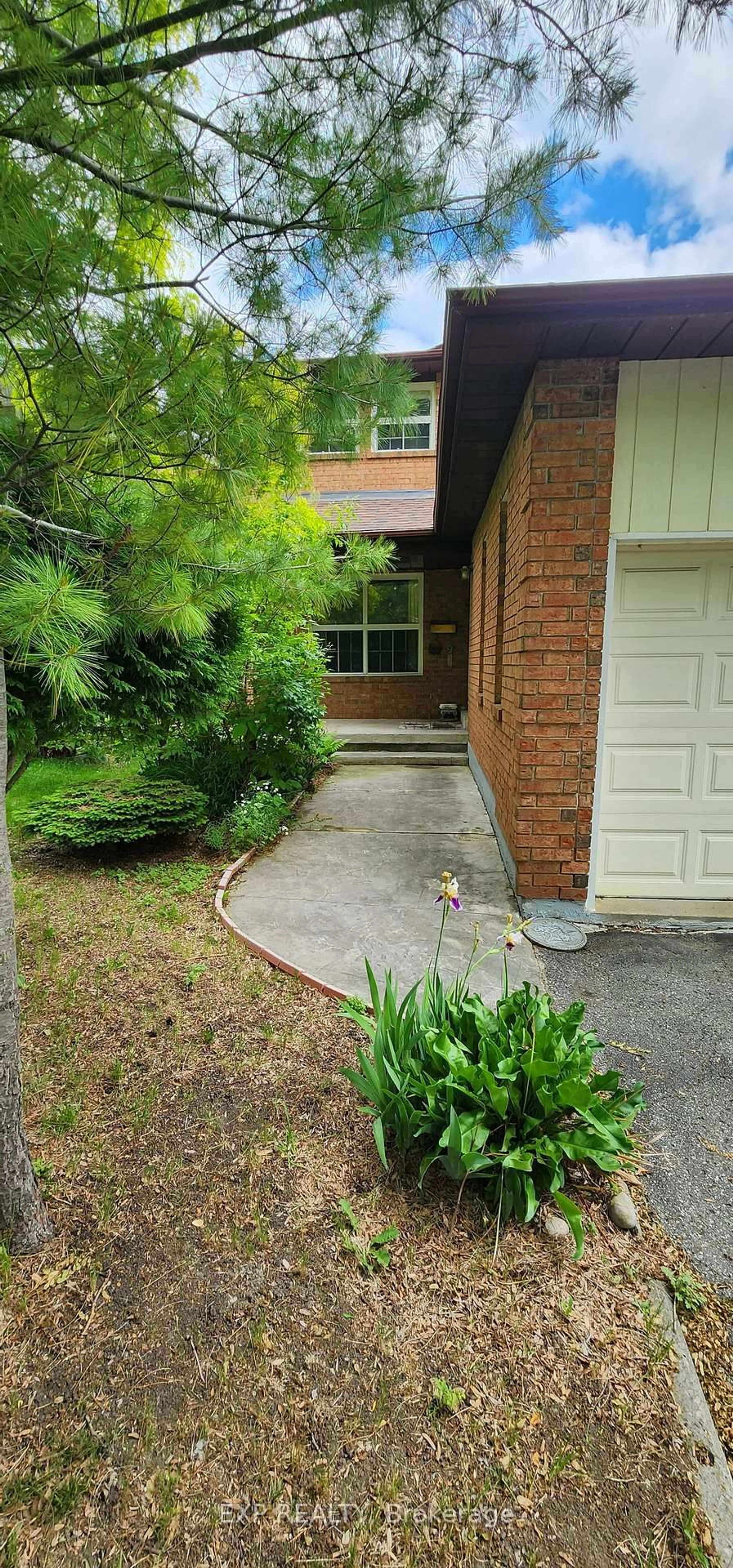 A pic from outside/outdoor area/front of a property/back of a property/a pic from drone, street for 39 Timbermill Cres, Markham Ontario L3P 6W8