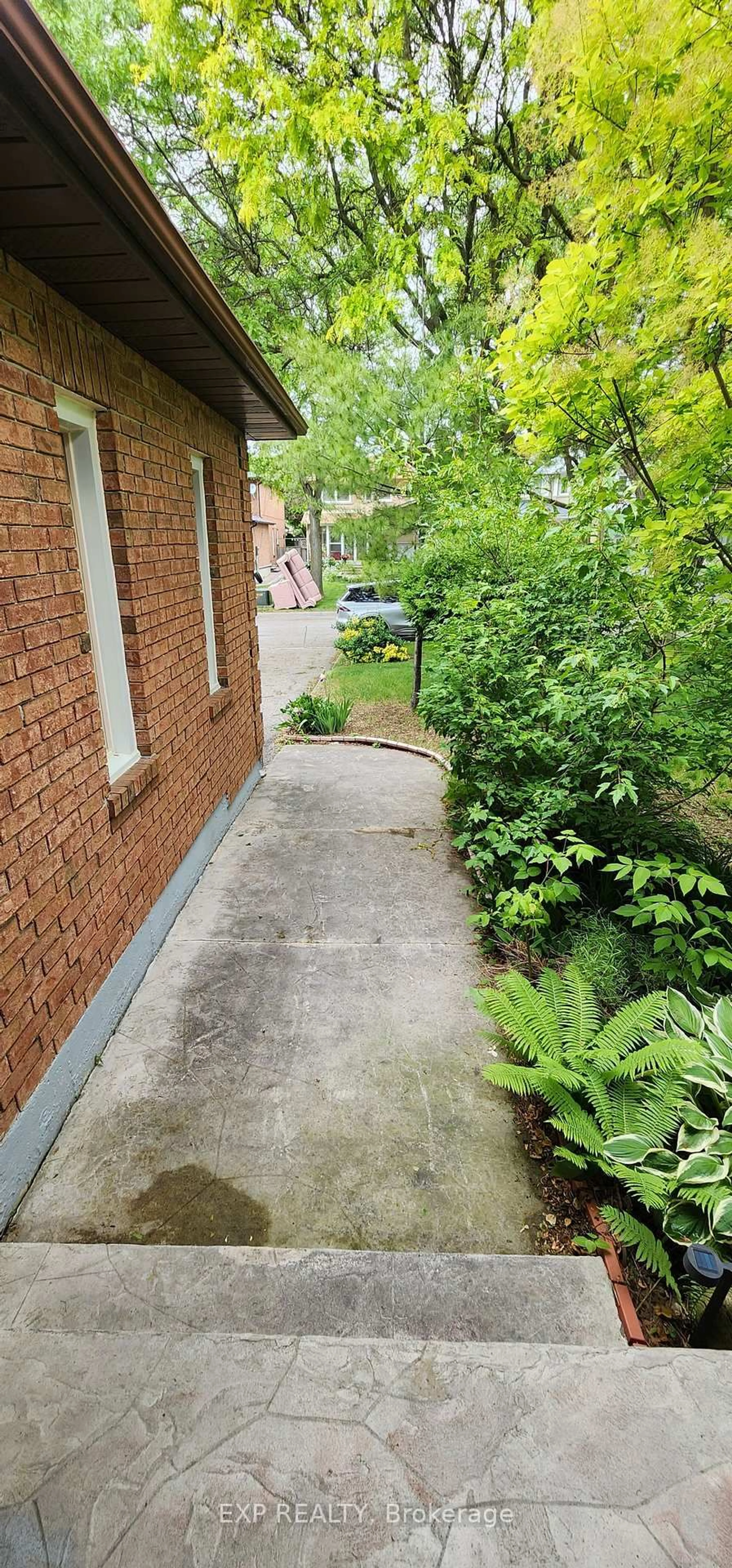 A pic from outside/outdoor area/front of a property/back of a property/a pic from drone, street for 39 Timbermill Cres, Markham Ontario L3P 6W8