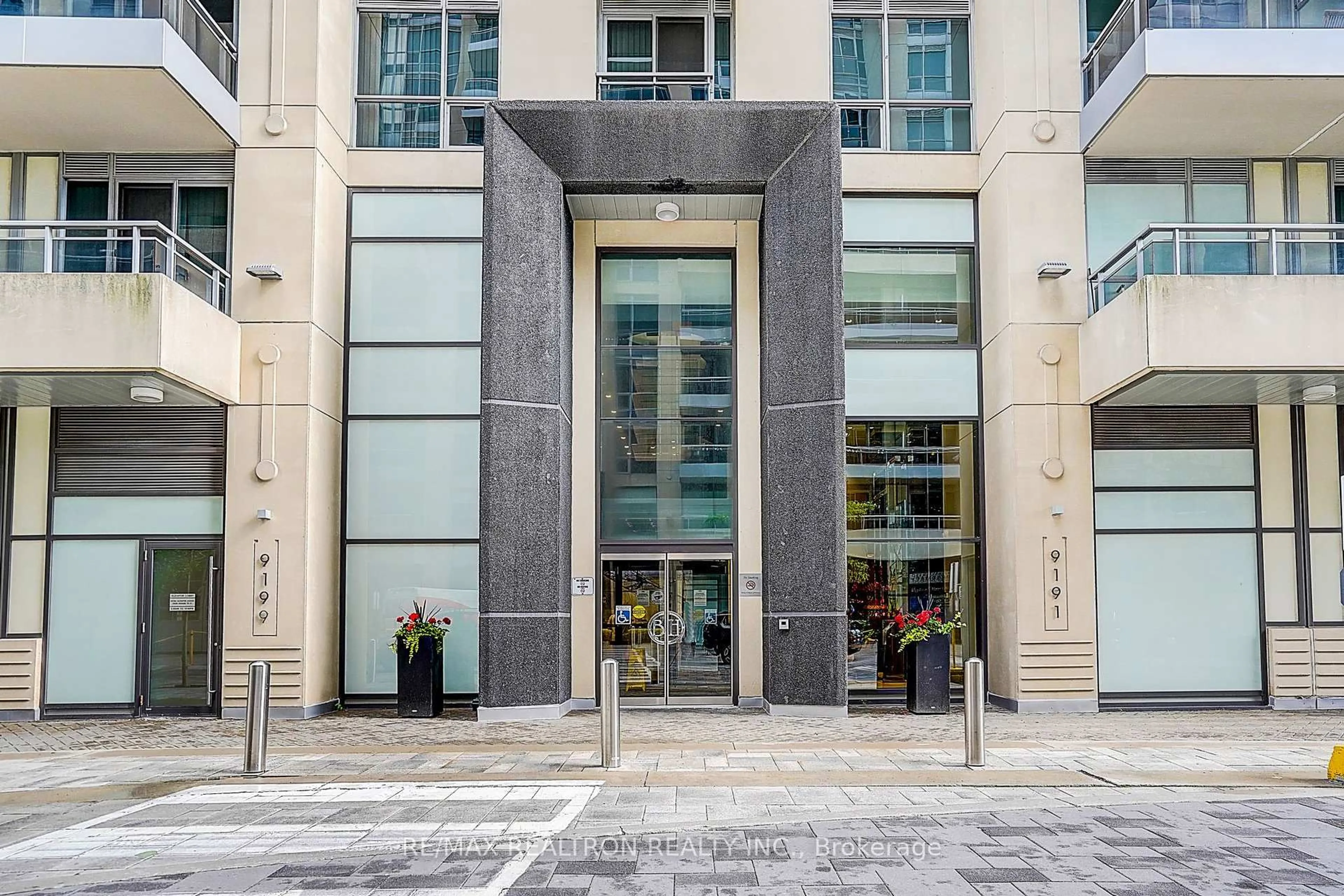 Indoor foyer for 9191 Yonge St #SW 321, Richmond Hill Ontario L4C 1E2