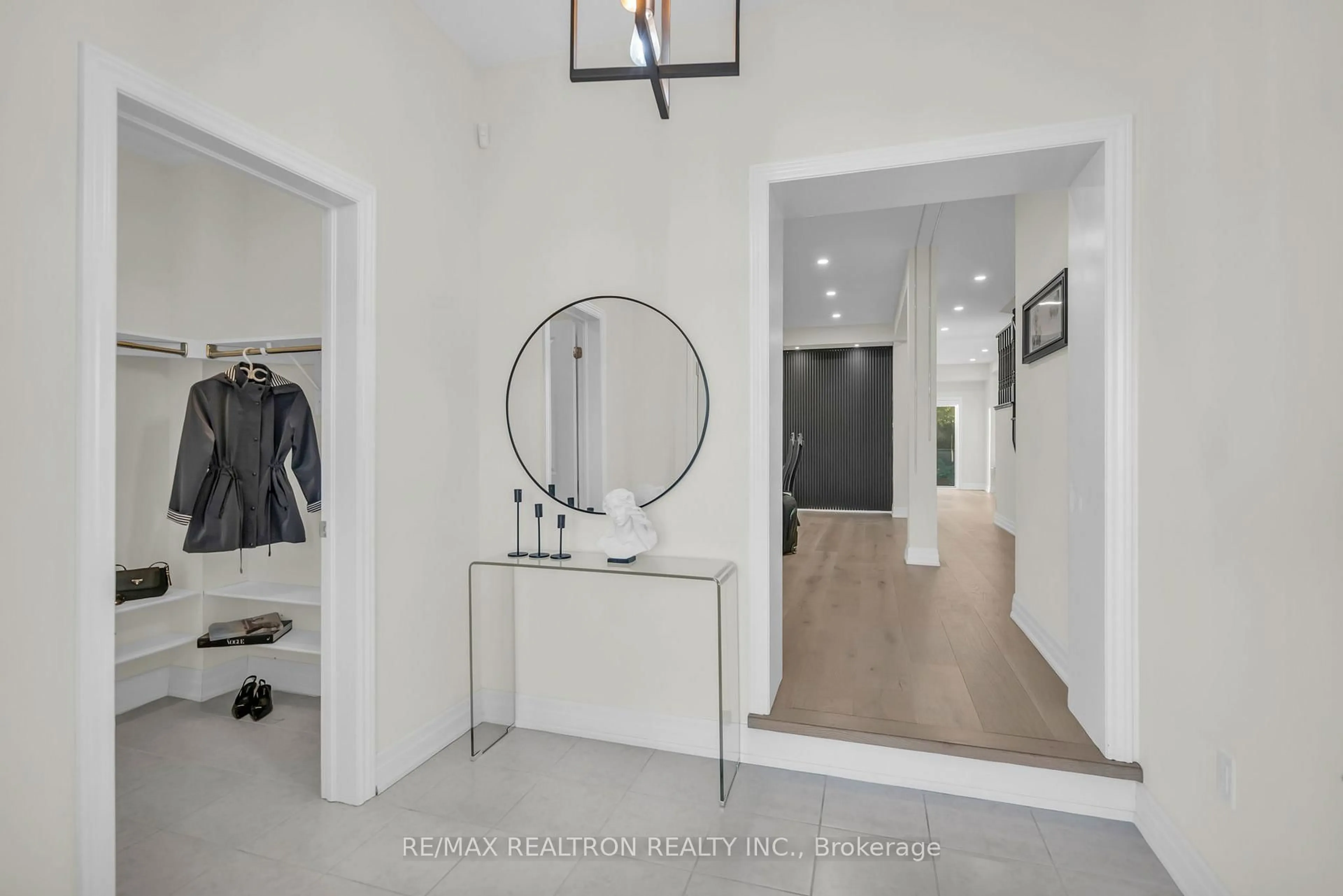 Indoor entryway for 58 Charles White Crt, East Gwillimbury Ontario L9N 0T7