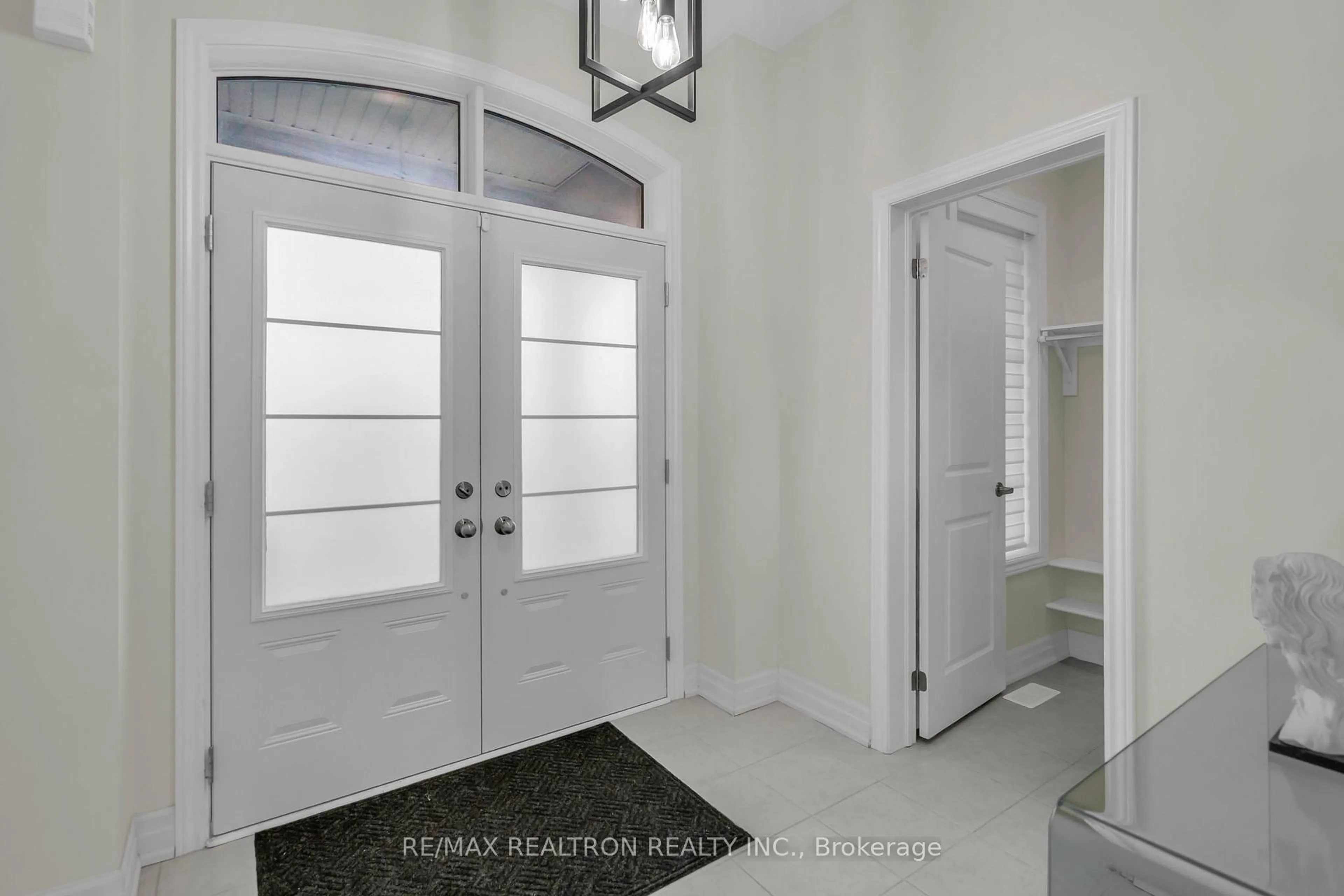 Indoor entryway for 58 Charles White Crt, East Gwillimbury Ontario L9N 0T7