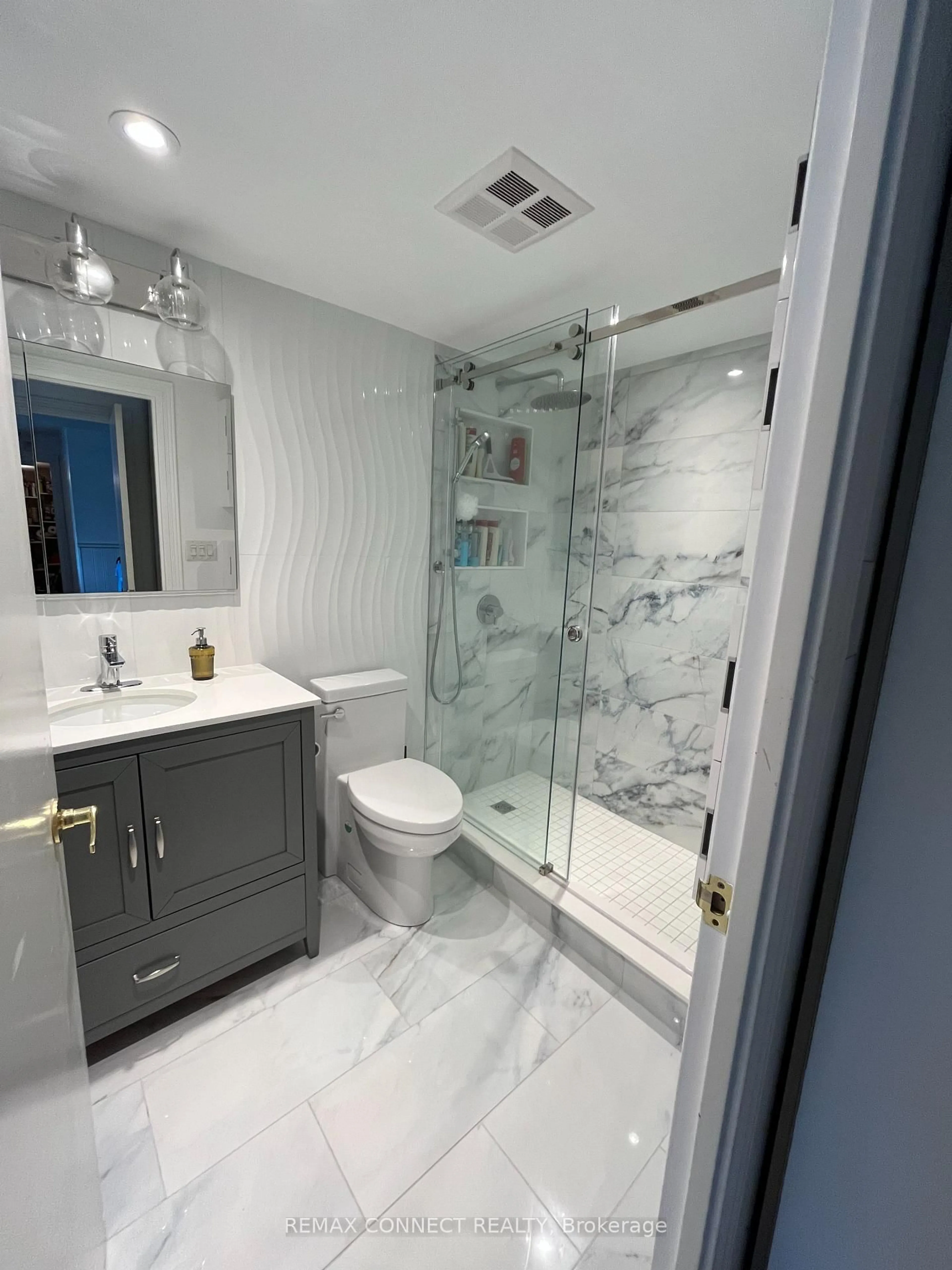 Contemporary bathroom, ceramic/tile floor for 326 Major Mackenzie Dr #221, Richmond Hill Ontario L4C 8T4