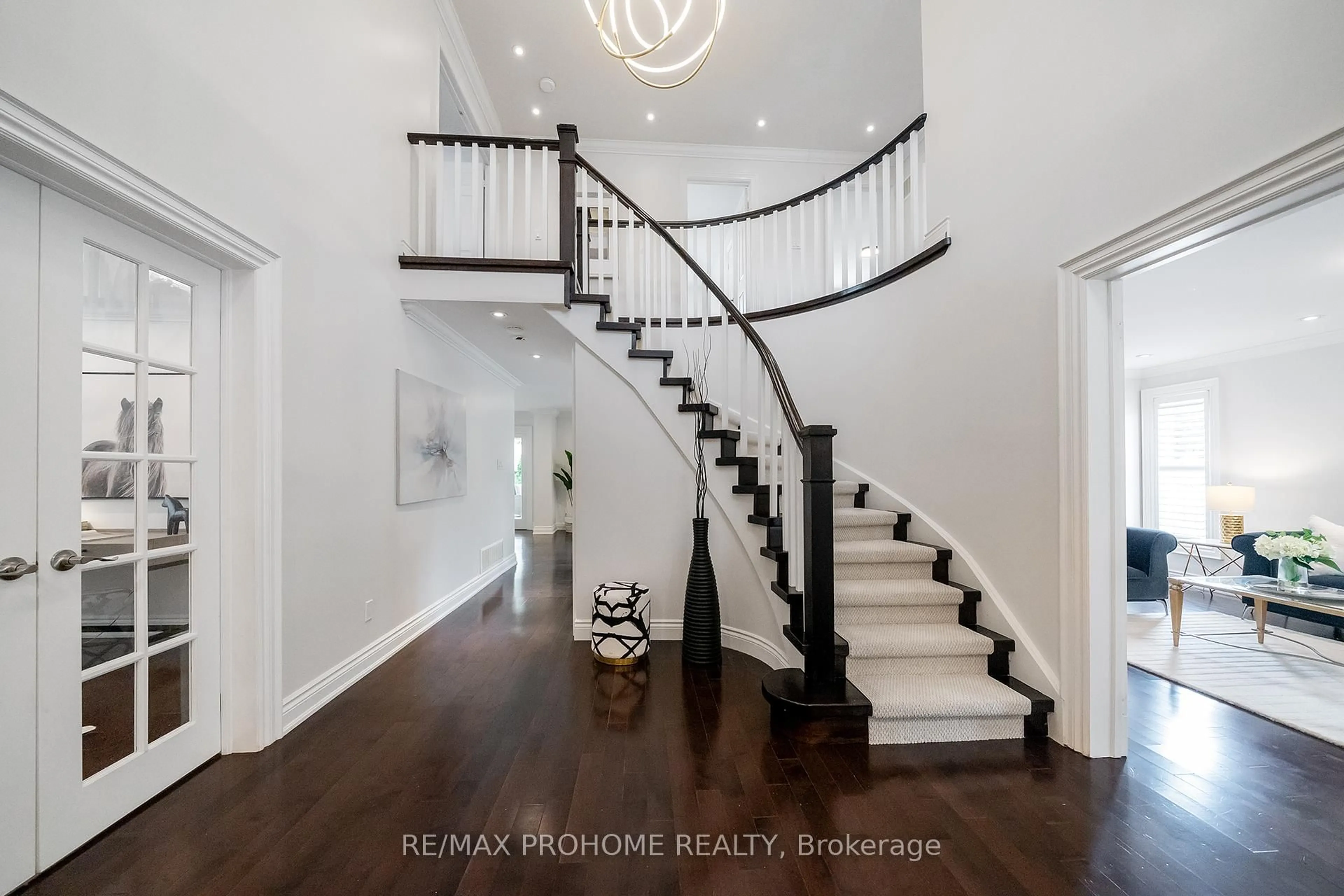 Indoor entryway for 163 Carlton Rd, Markham Ontario L3R 3L7