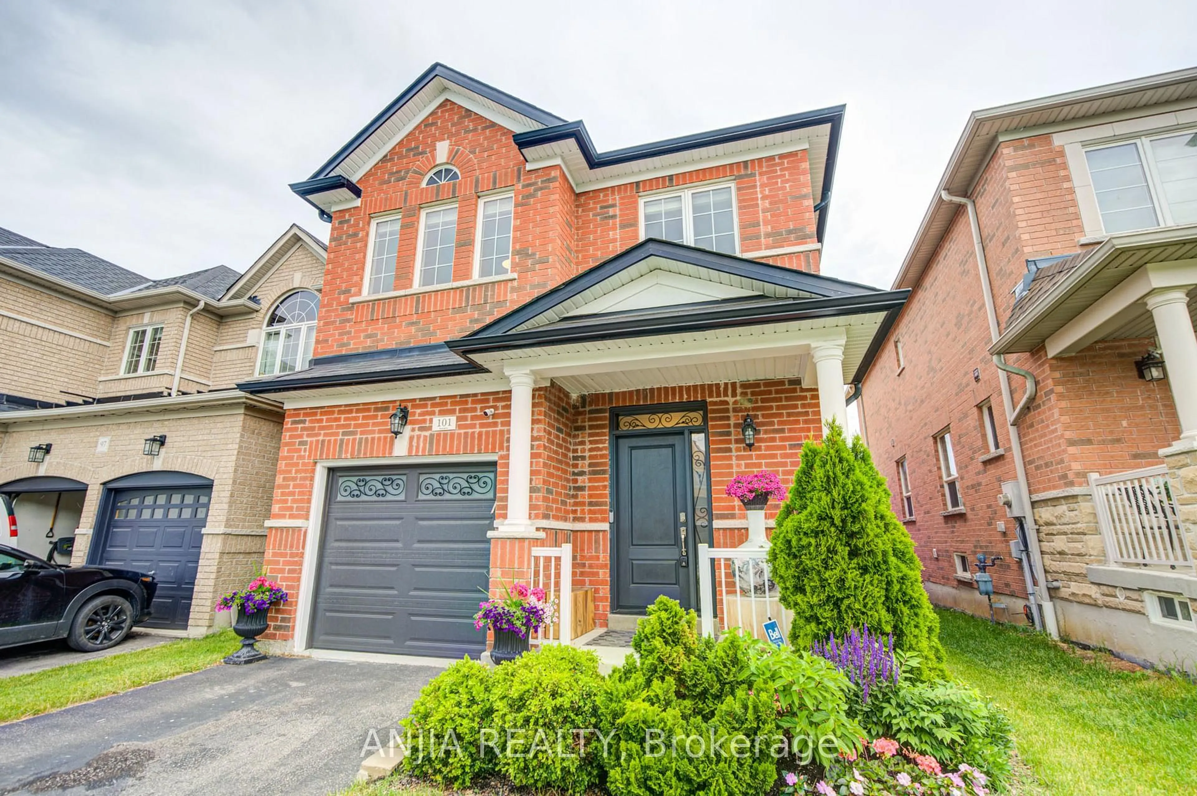 Home with brick exterior material, street for 101 Gar Lehman Ave, Whitchurch-Stouffville Ontario L4A 0W9