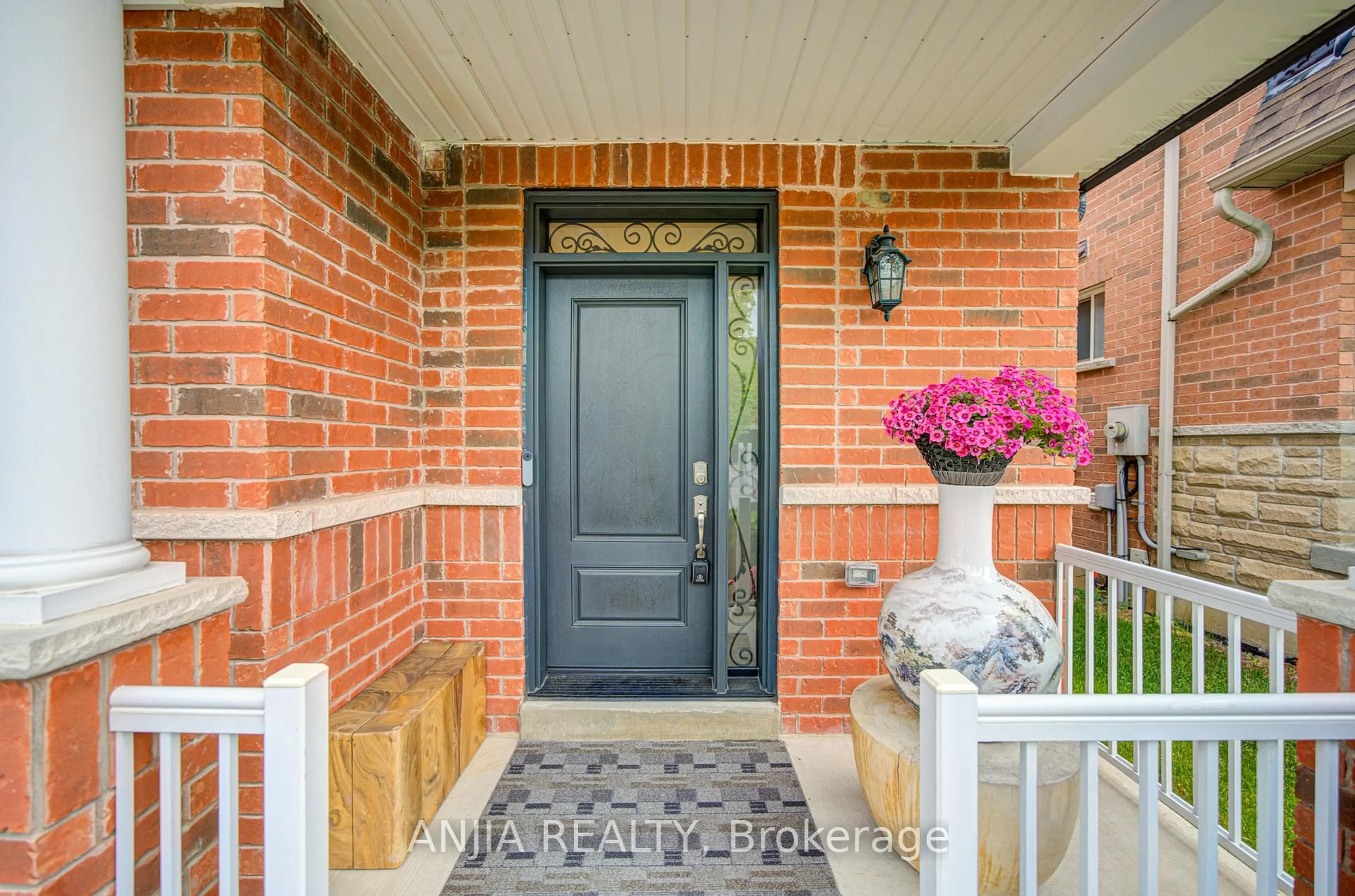 Indoor entryway for 101 Gar Lehman Ave, Whitchurch-Stouffville Ontario L4A 0W9