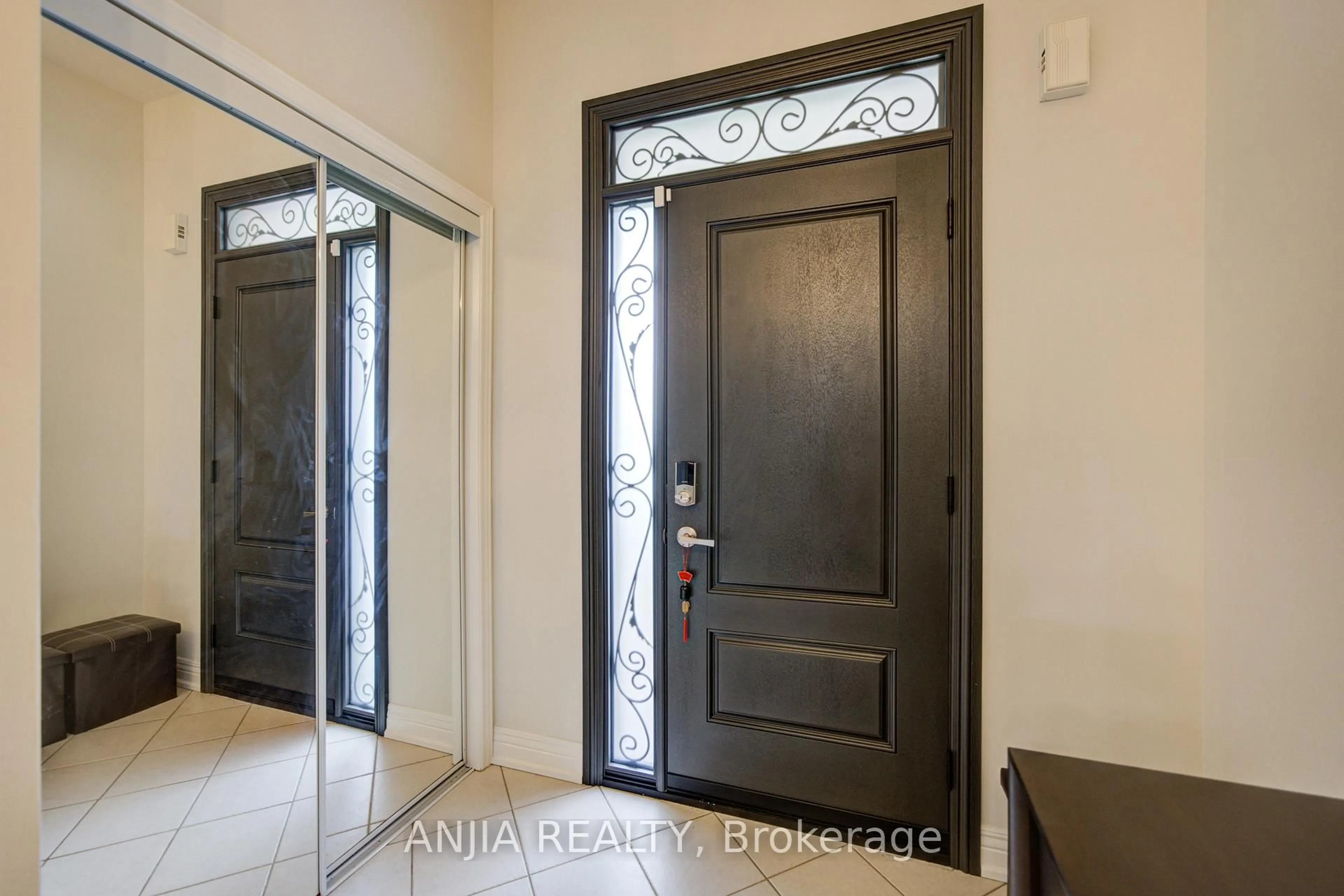 Indoor entryway for 101 Gar Lehman Ave, Whitchurch-Stouffville Ontario L4A 0W9