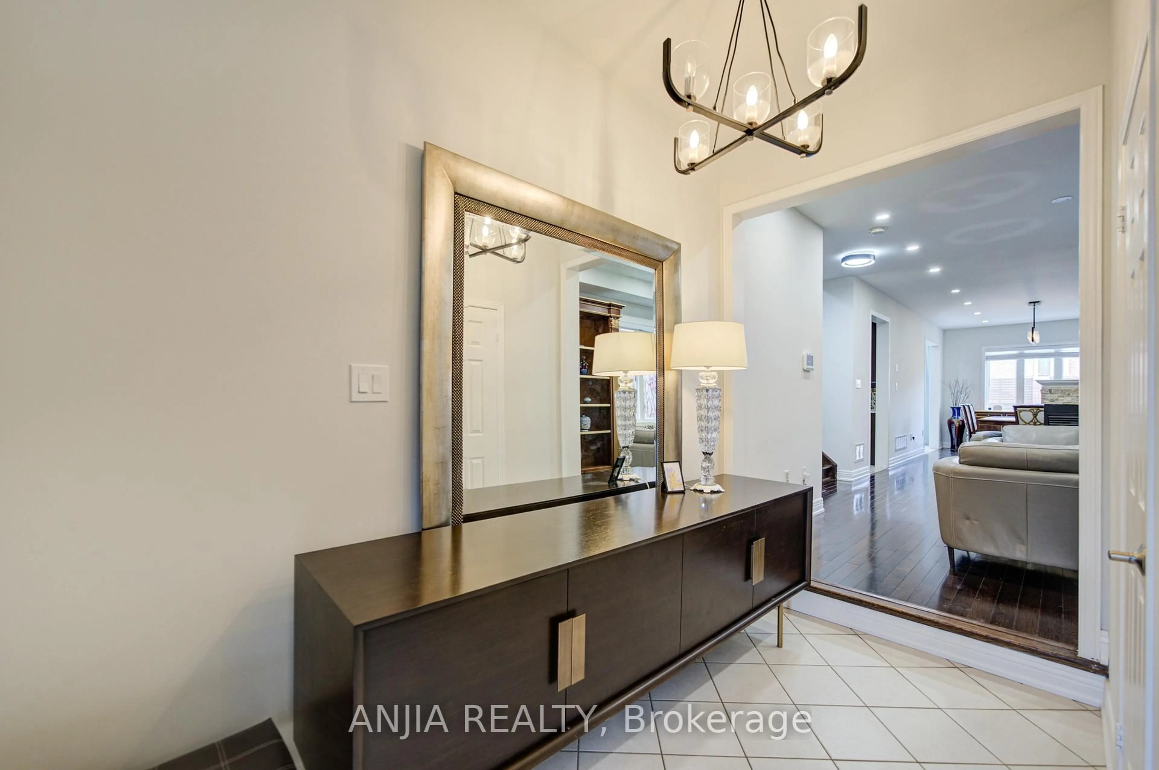 Indoor entryway for 101 Gar Lehman Ave, Whitchurch-Stouffville Ontario L4A 0W9