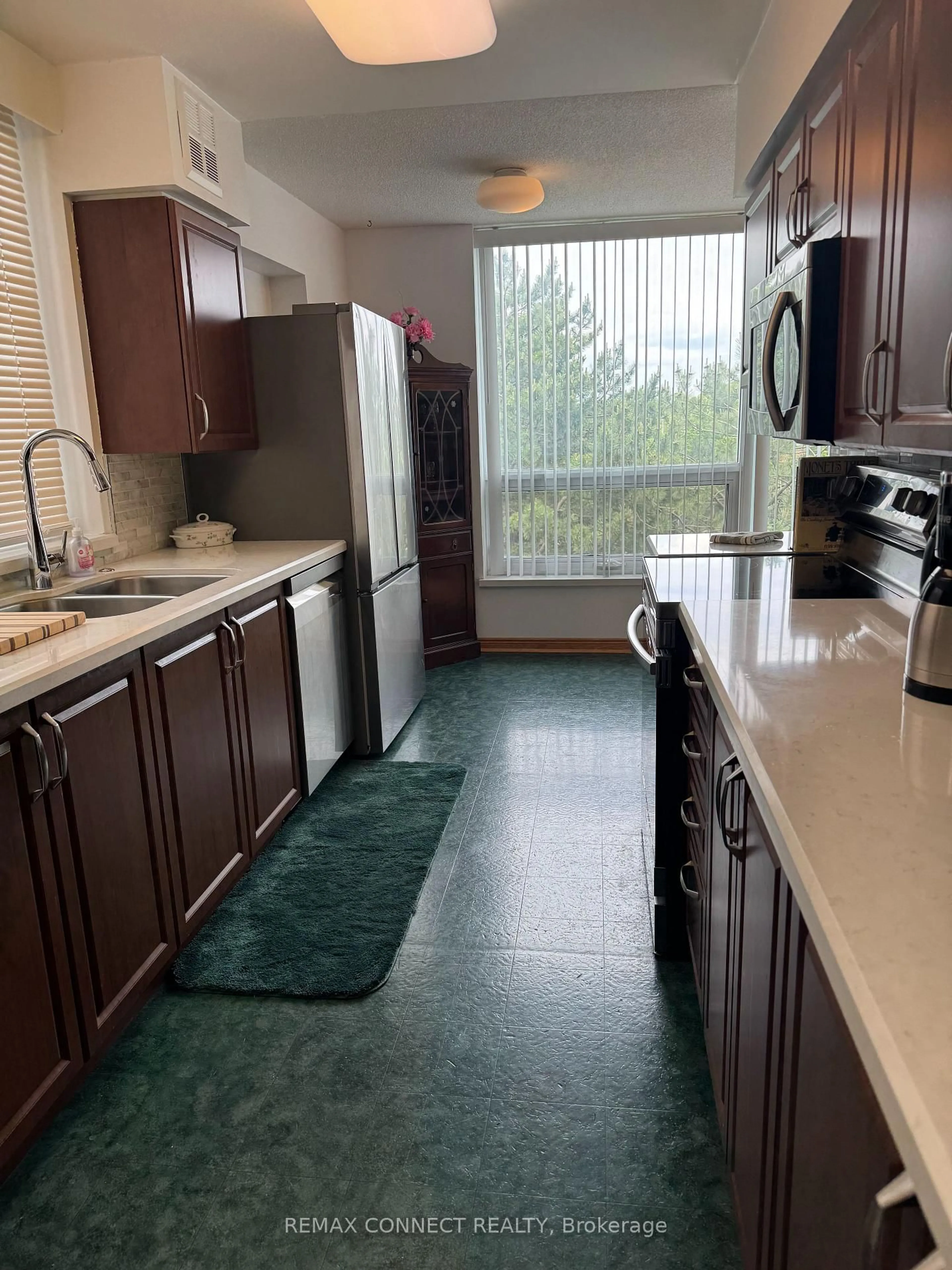 Kitchen with laundary machines, ceramic/tile floor for 326 Major Mackenzie Dr #428, Richmond Hill Ontario L4C 8T4