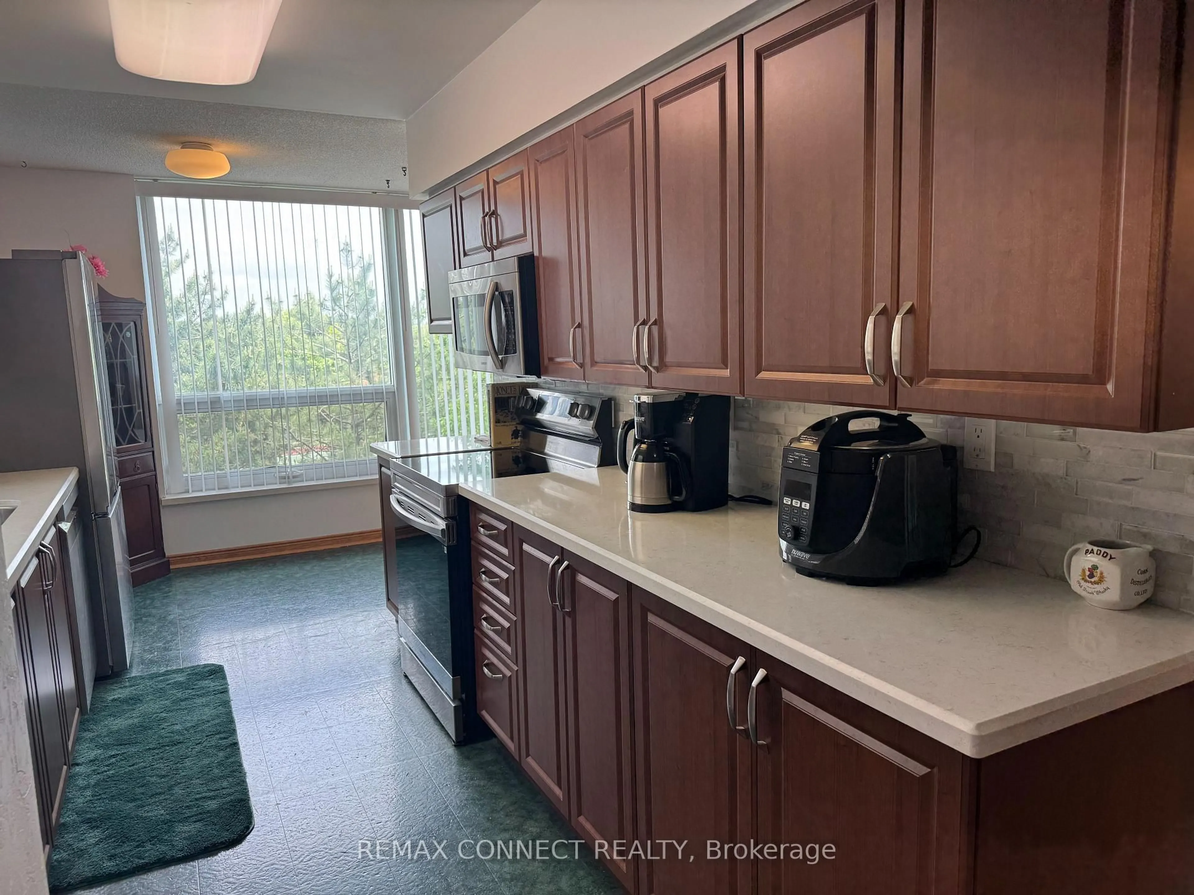 Kitchen with laundary machines, ceramic/tile floor for 326 Major Mackenzie Dr #428, Richmond Hill Ontario L4C 8T4