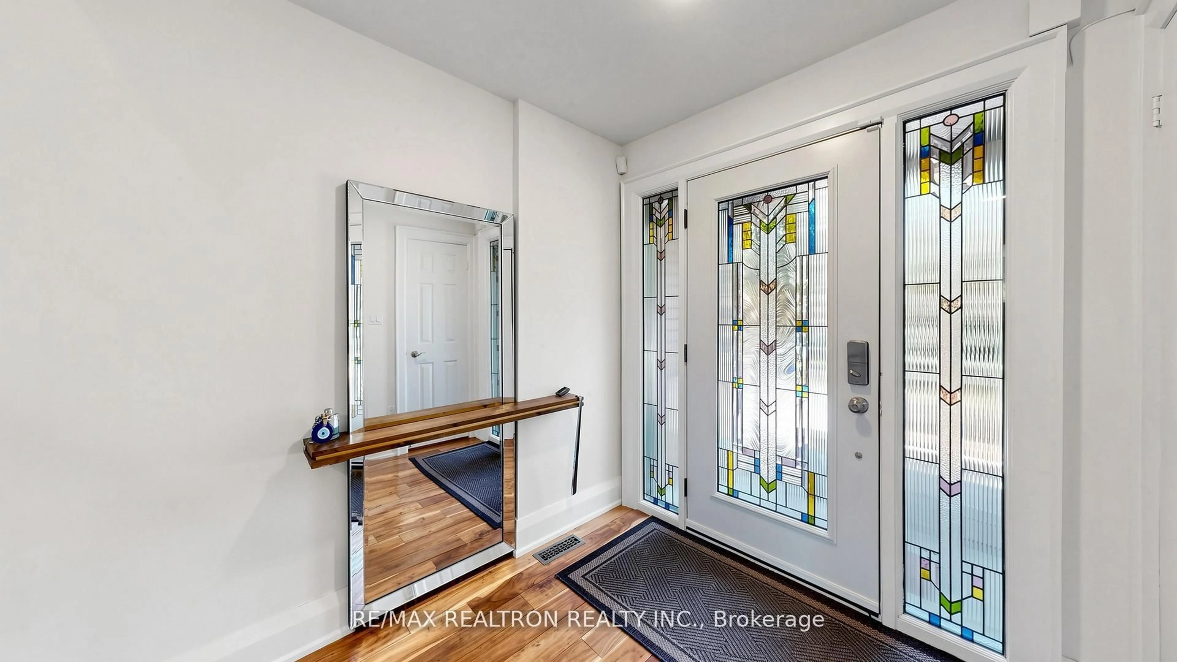 Indoor entryway for 27 Mistleflower Crt, Richmond Hill Ontario L4E 3T9
