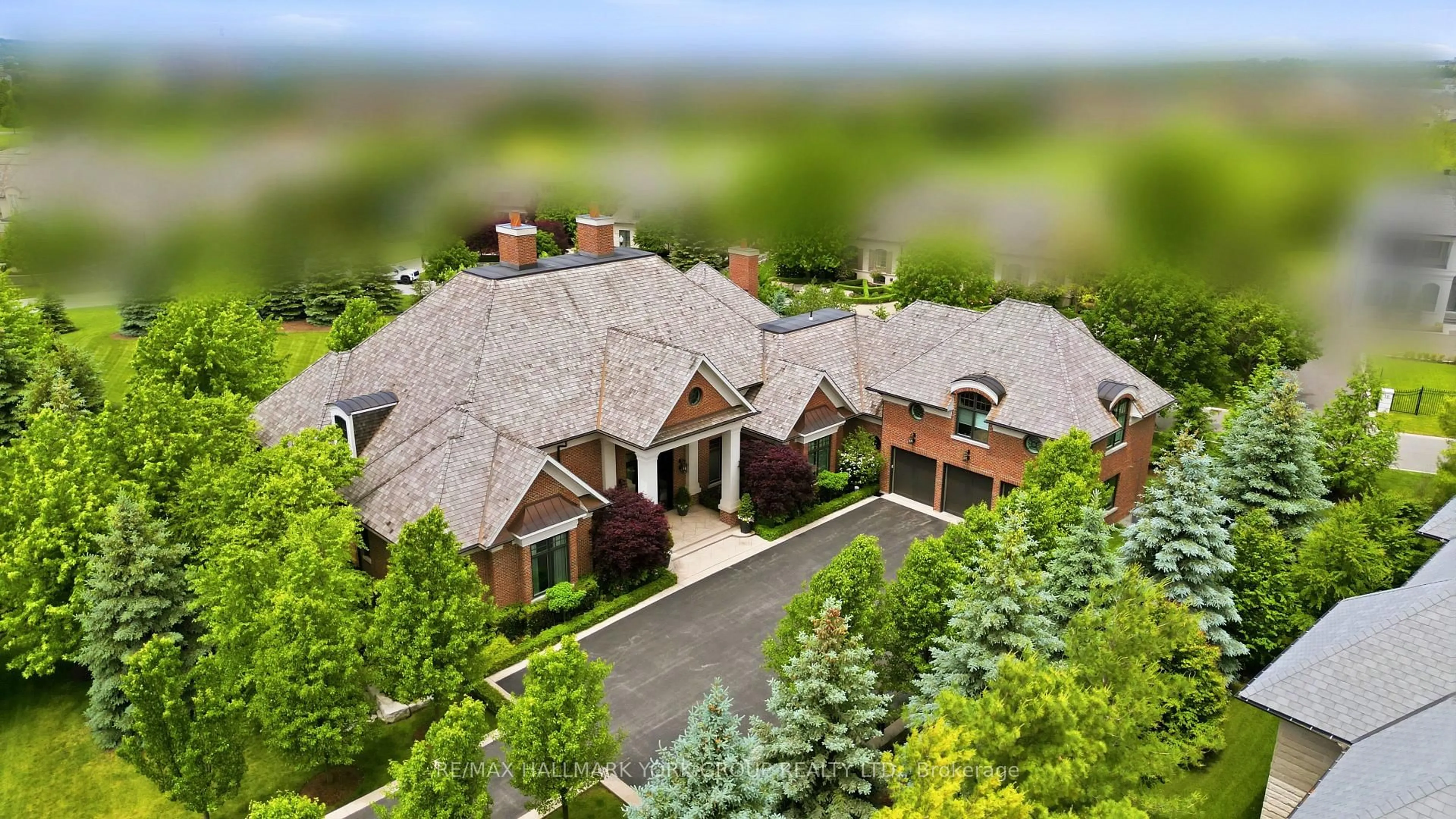 A pic from outside/outdoor area/front of a property/back of a property/a pic from drone, mountain view for 45 Adena Meadows Way, Aurora Ontario L4G 7Y6