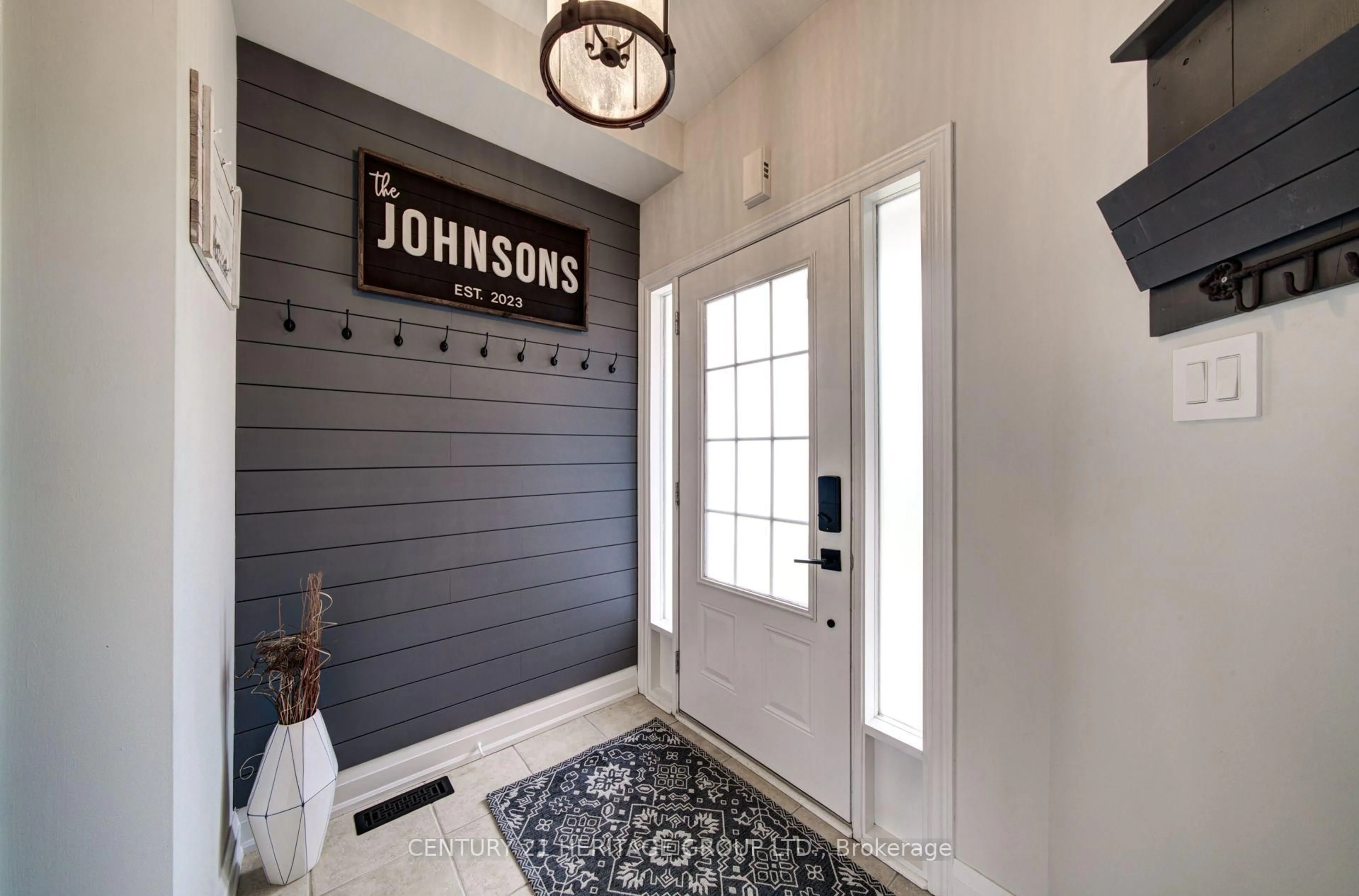 Indoor entryway for 1167 Laurand St, Innisfil Ontario L9S 4Z7