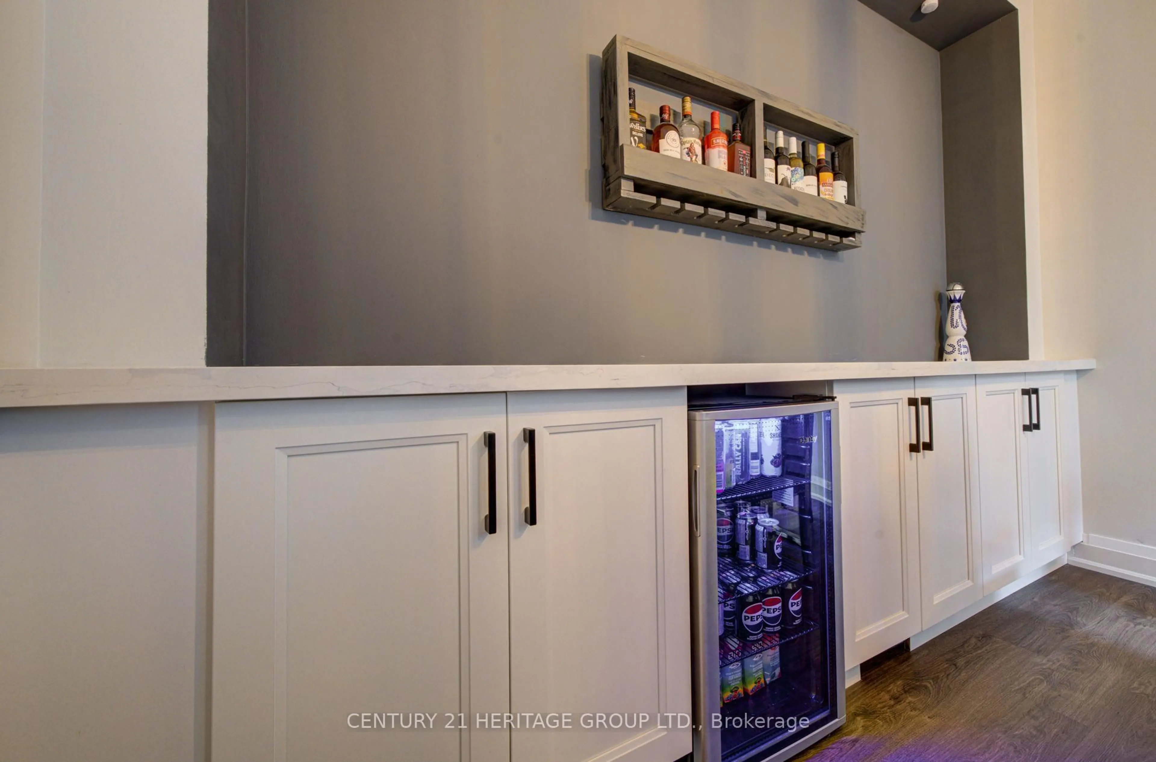 Contemporary kitchen, ceramic/tile floor for 1167 Laurand St, Innisfil Ontario L9S 4Z7