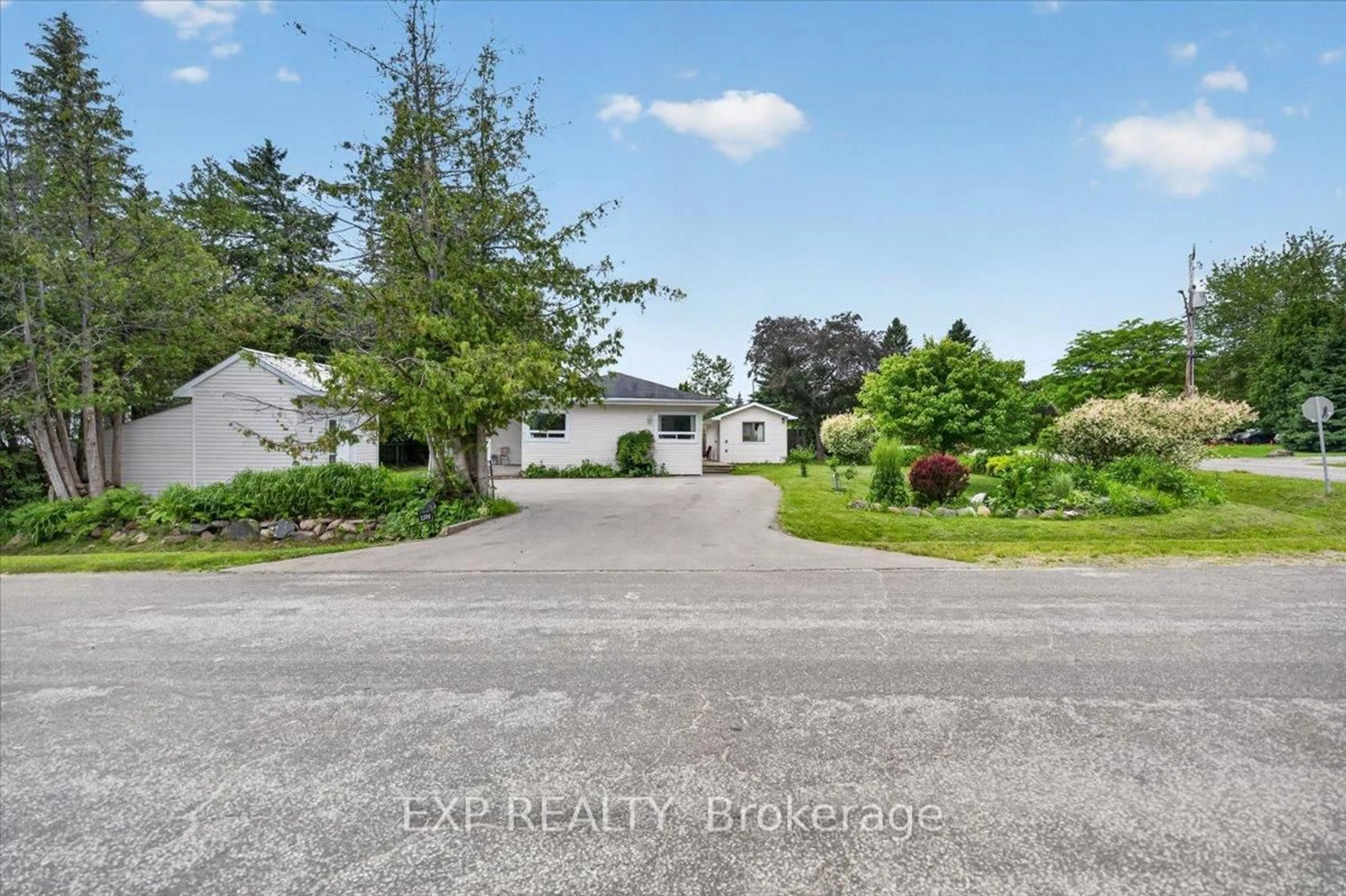 A pic from outside/outdoor area/front of a property/back of a property/a pic from drone, unknown for 1104 Ferrier Ave, Innisfil Ontario L0L 1W0