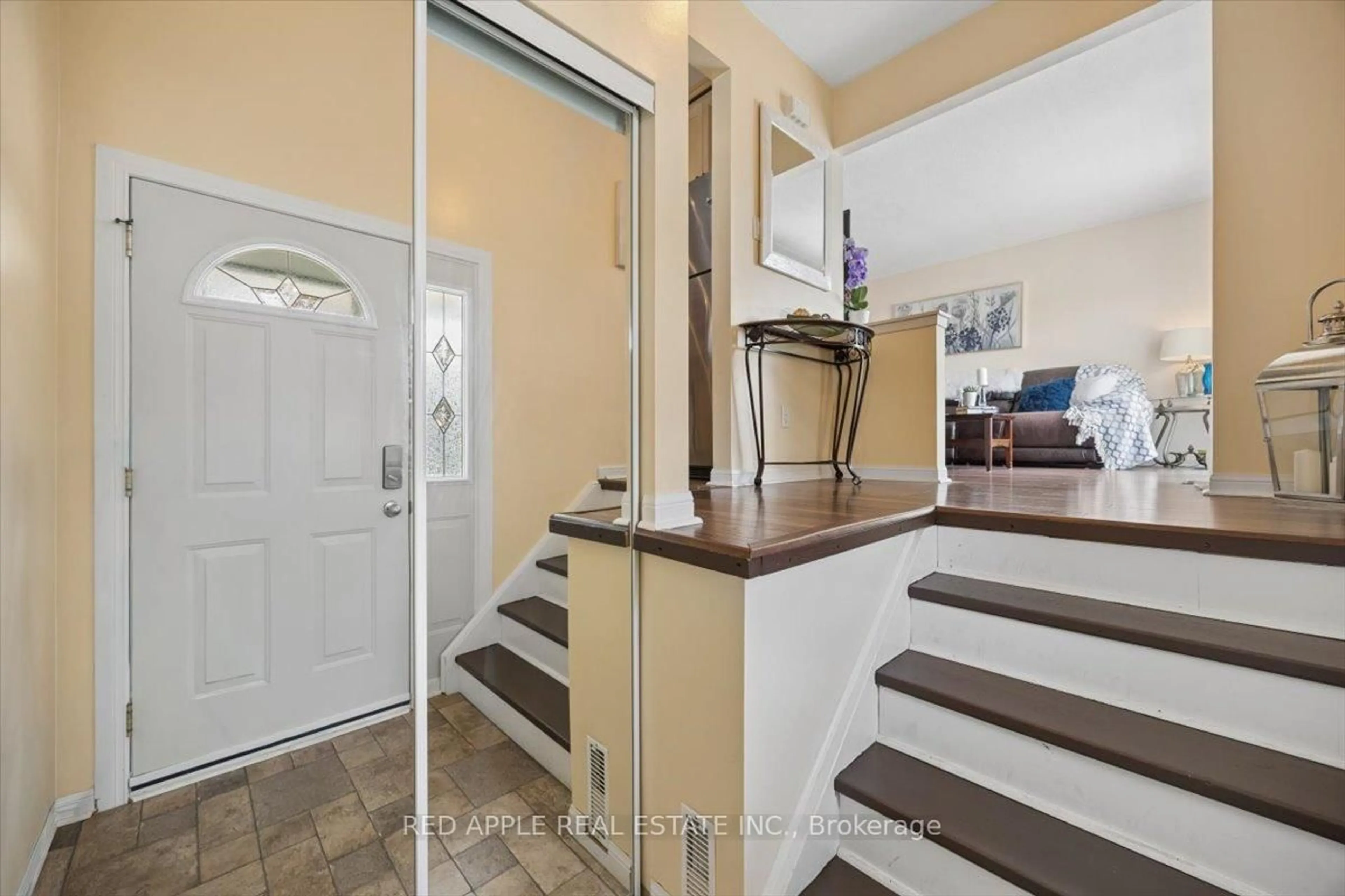 Indoor entryway for 159 Britannia Ave, Bradford West Gwillimbury Ontario L3Z 1A4
