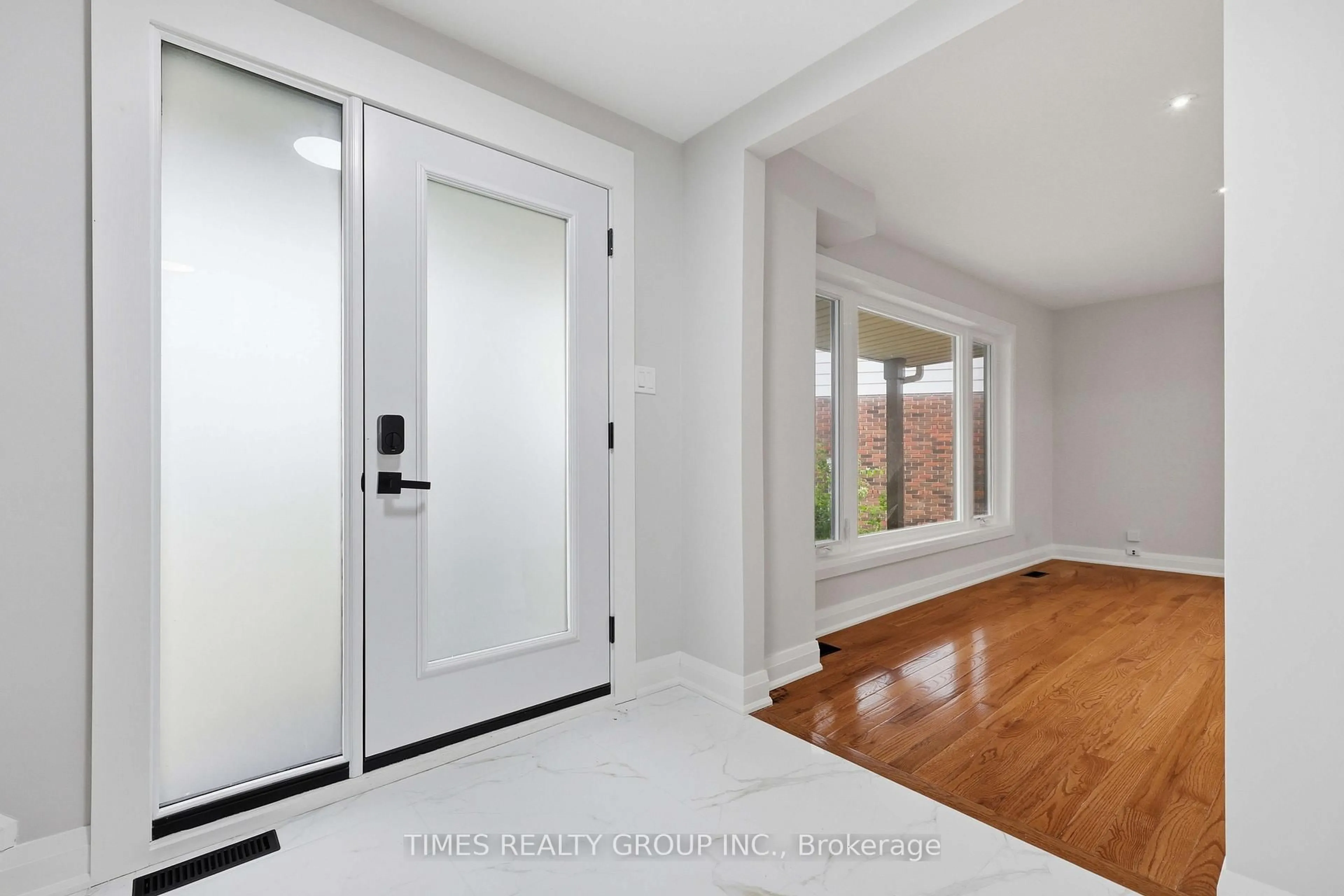 Indoor entryway for 75 Beswick Dr, Newmarket Ontario L3Y 1E8