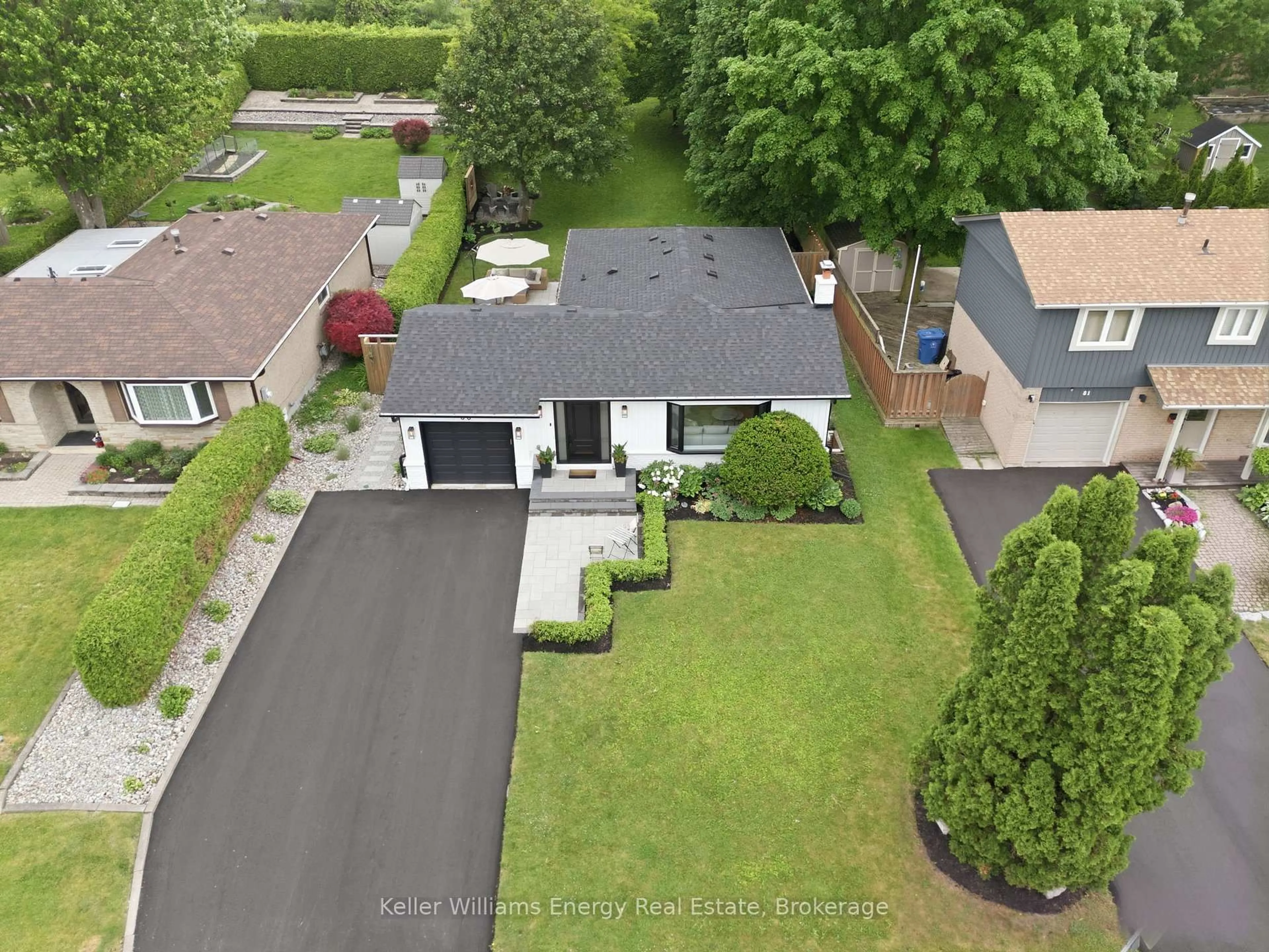 A pic from outside/outdoor area/front of a property/back of a property/a pic from drone, street for 83 Walton Dr, Aurora Ontario L4G 3K2