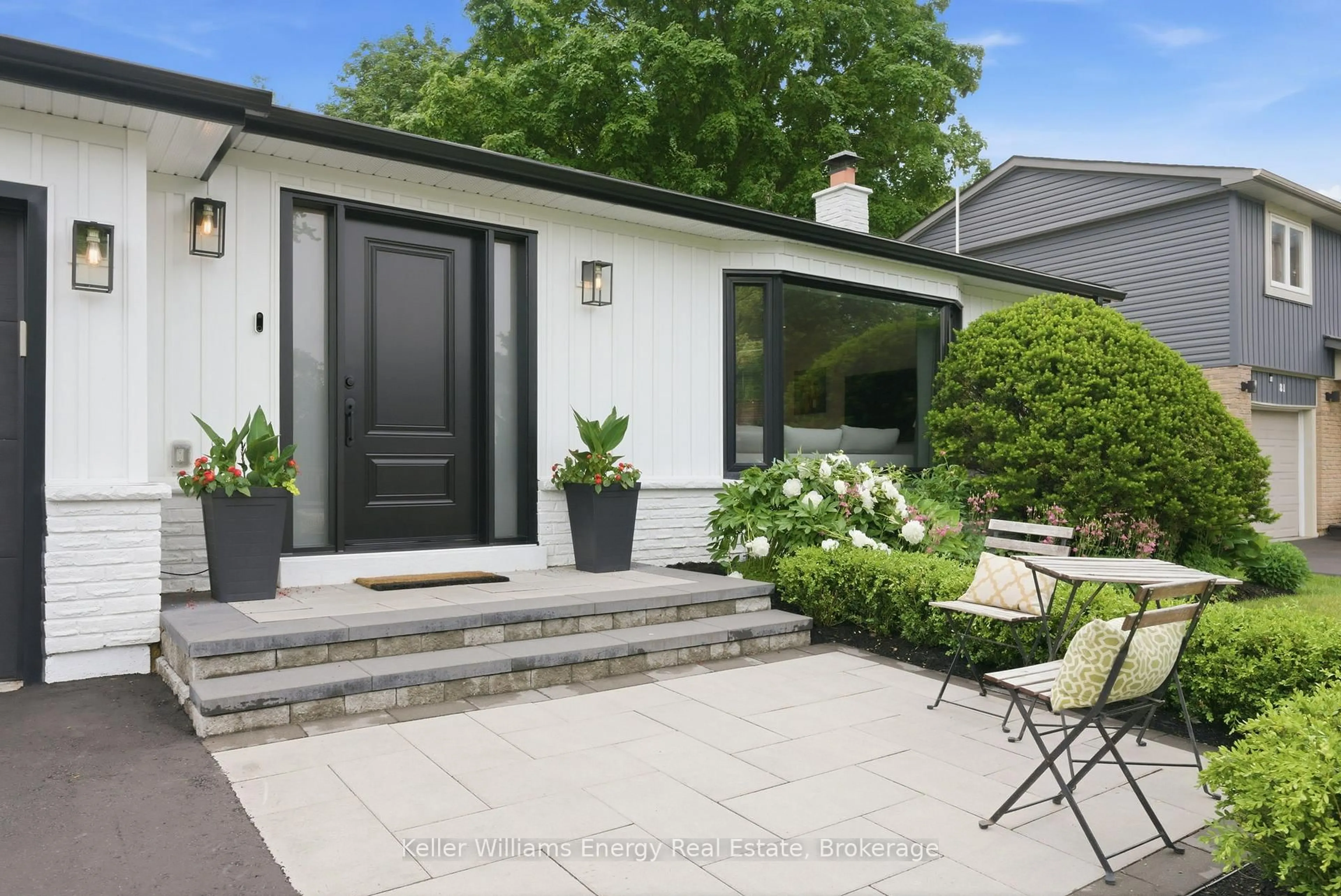 Patio, street for 83 Walton Dr, Aurora Ontario L4G 3K2