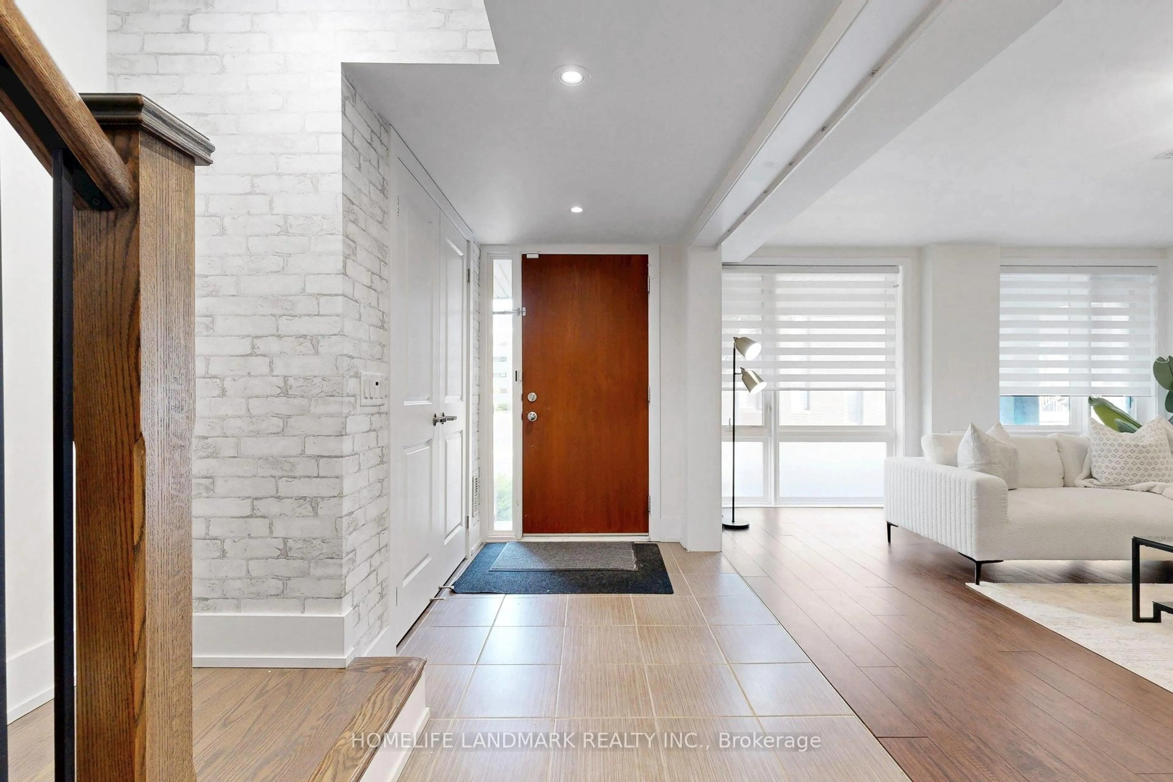 Indoor entryway for 17 Thorncrest Dr, Vaughan Ontario L4J 0K1