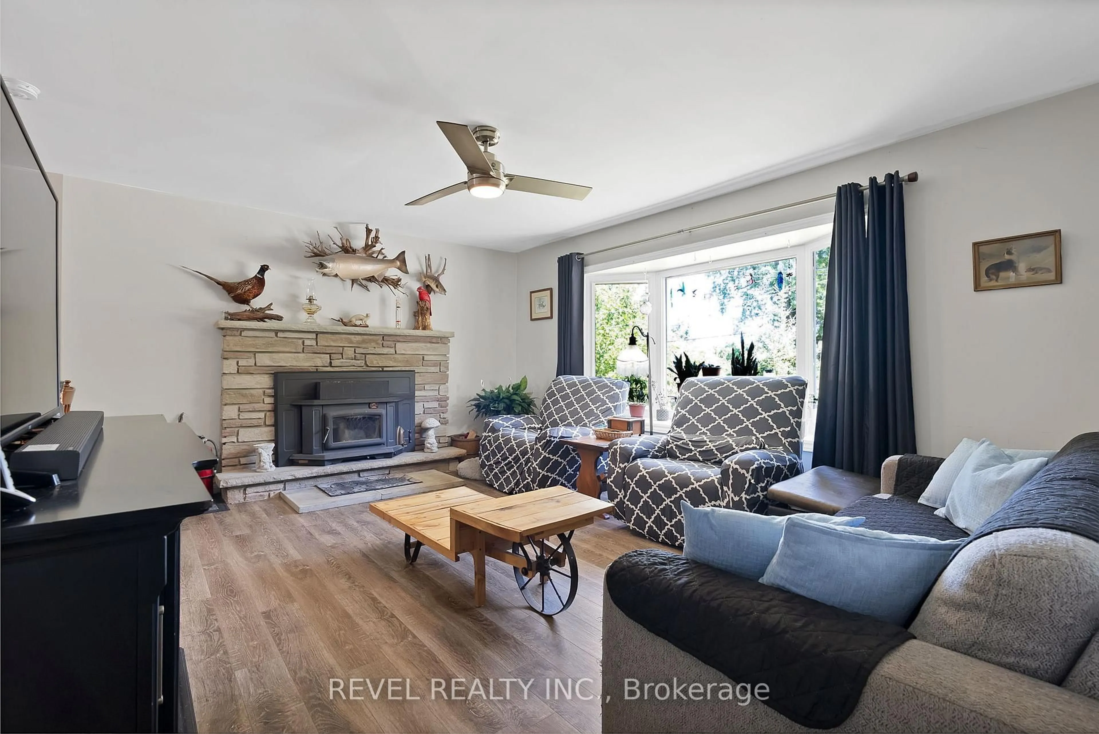 Living room with furniture, unknown for 520 Duclos Point Rd, Georgina Ontario L0E 1N0