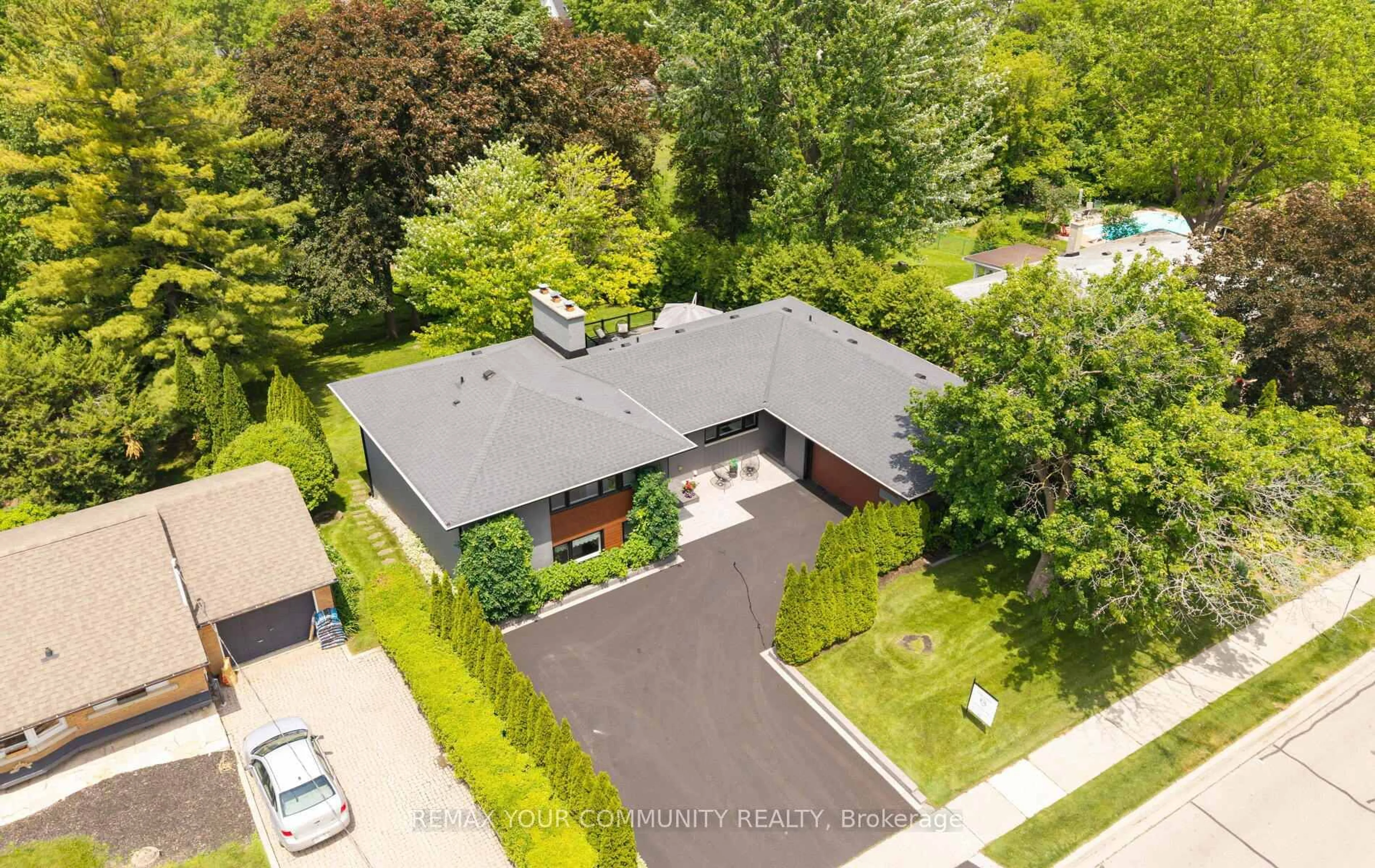 A pic from outside/outdoor area/front of a property/back of a property/a pic from drone, street for 48 Royal Rd, Aurora Ontario L4G 1A9