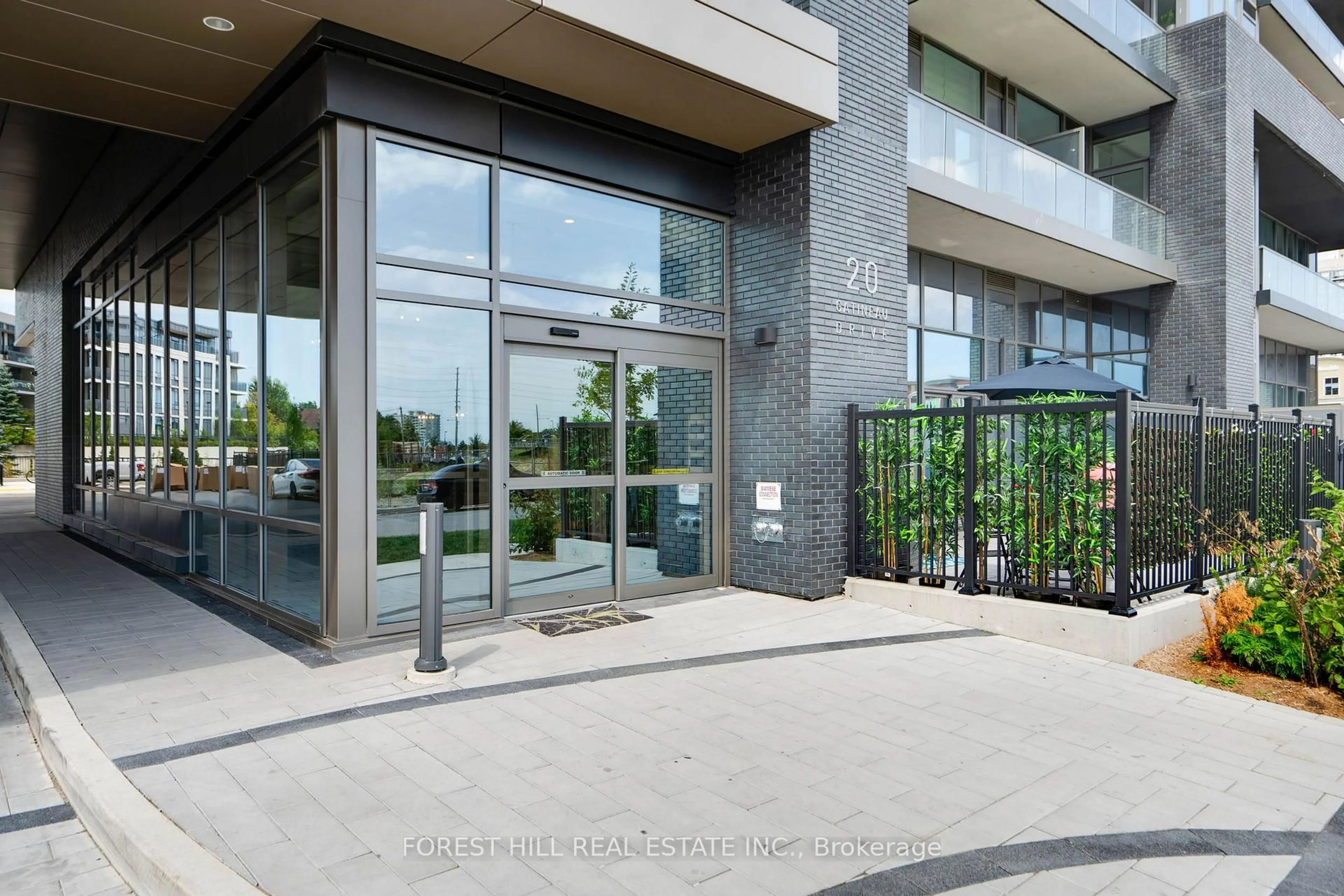 Indoor foyer for 20 Gatineau Dr #1703E, Vaughan Ontario L4J 0L3