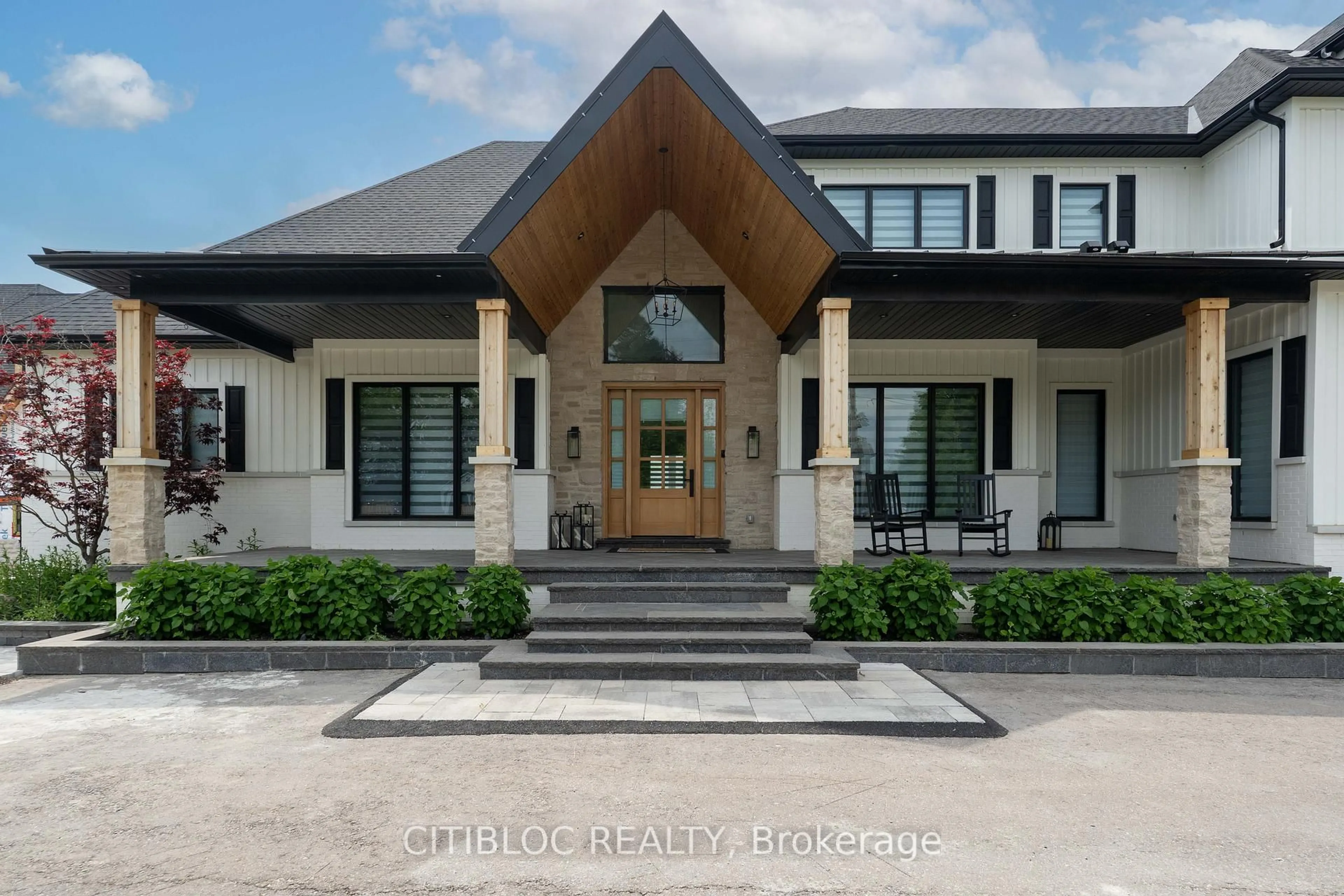 Indoor entryway for 12912 Weston Rd, King Ontario L7B 1K4