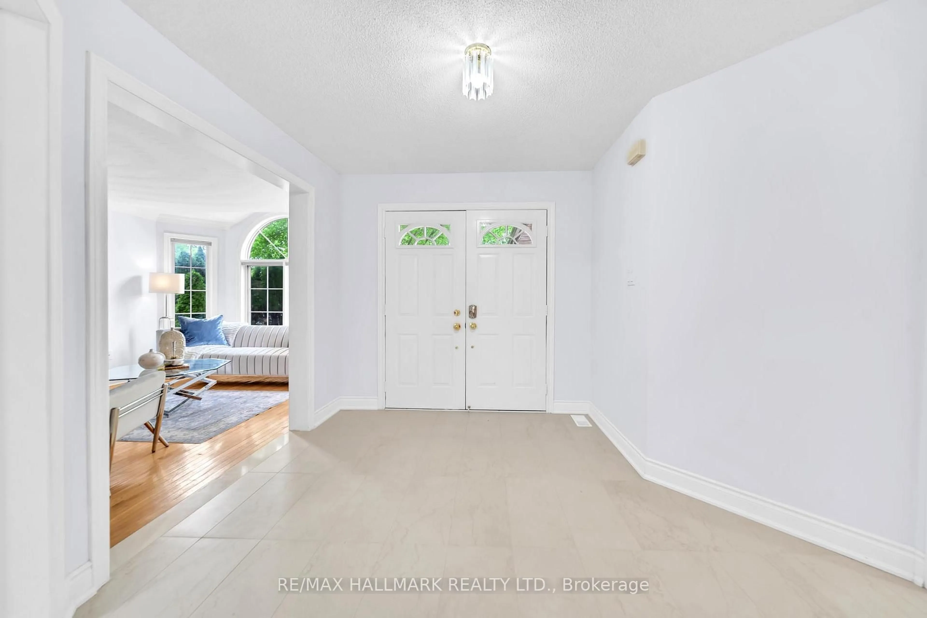 Indoor entryway for 3 Creekview Ave, Richmond Hill Ontario L4C 9X1