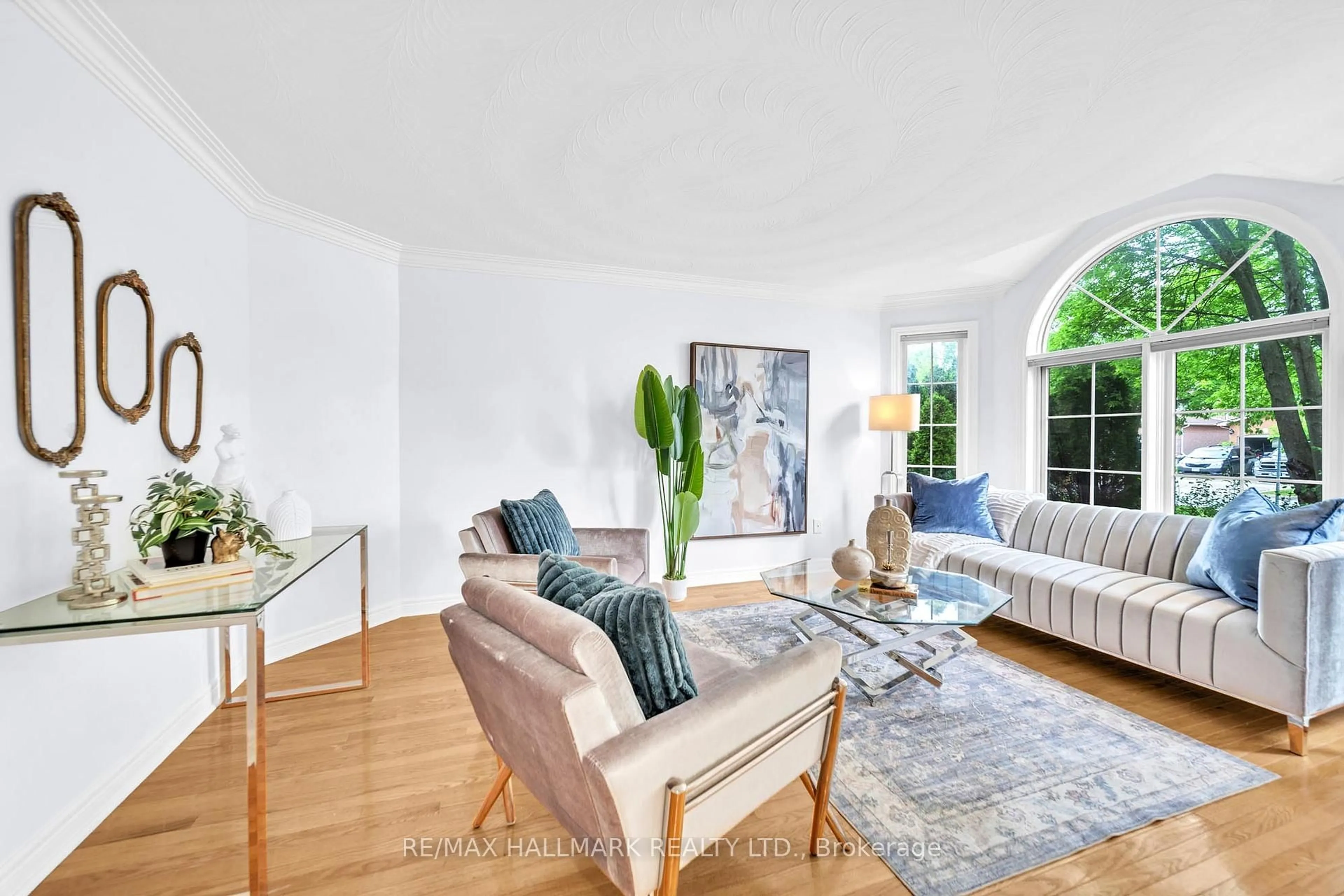 Living room with furniture, unknown for 3 Creekview Ave, Richmond Hill Ontario L4C 9X1