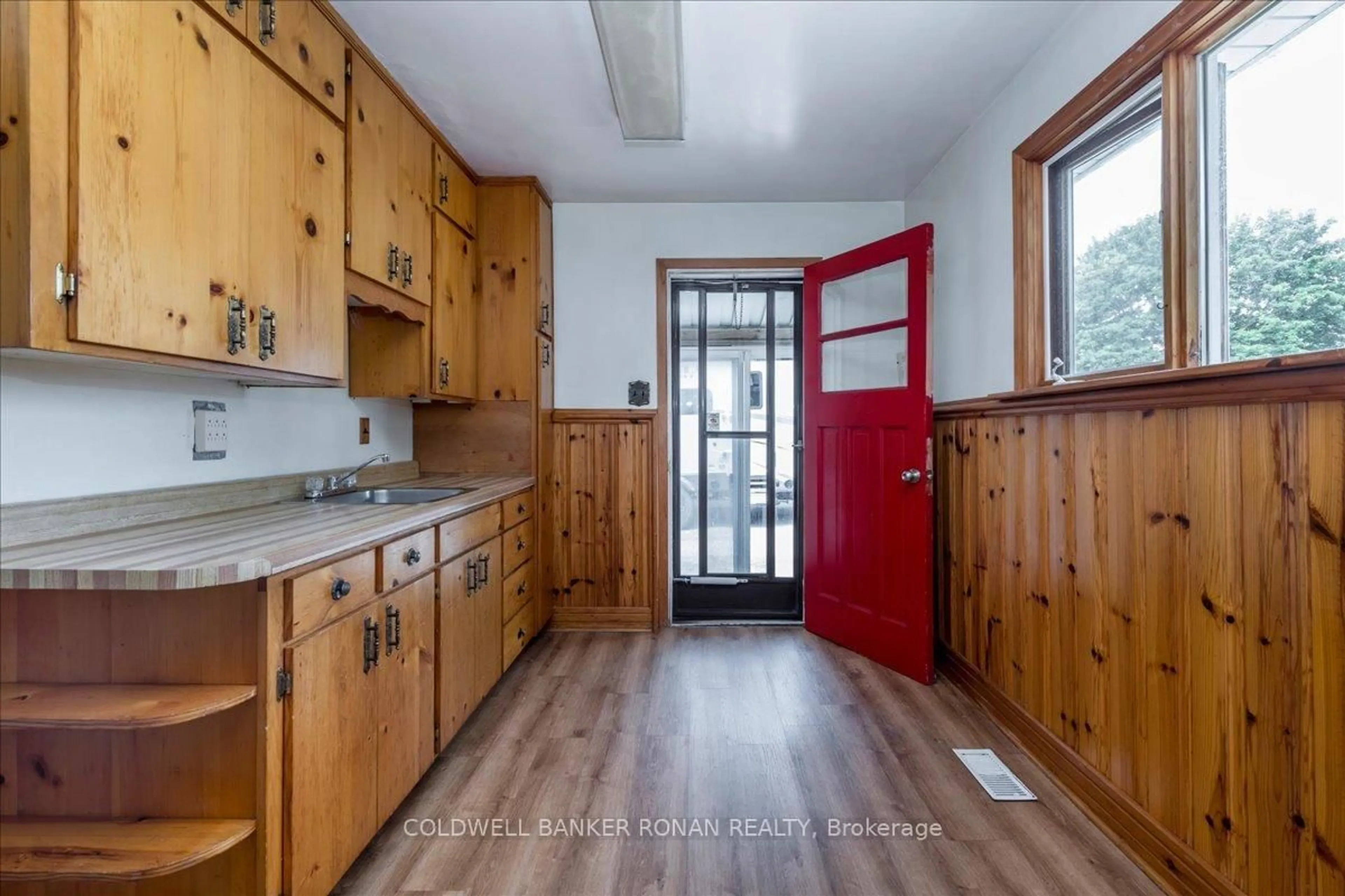 Standard kitchen, unknown for 199 Tupper St, New Tecumseth Ontario L9R 1B6