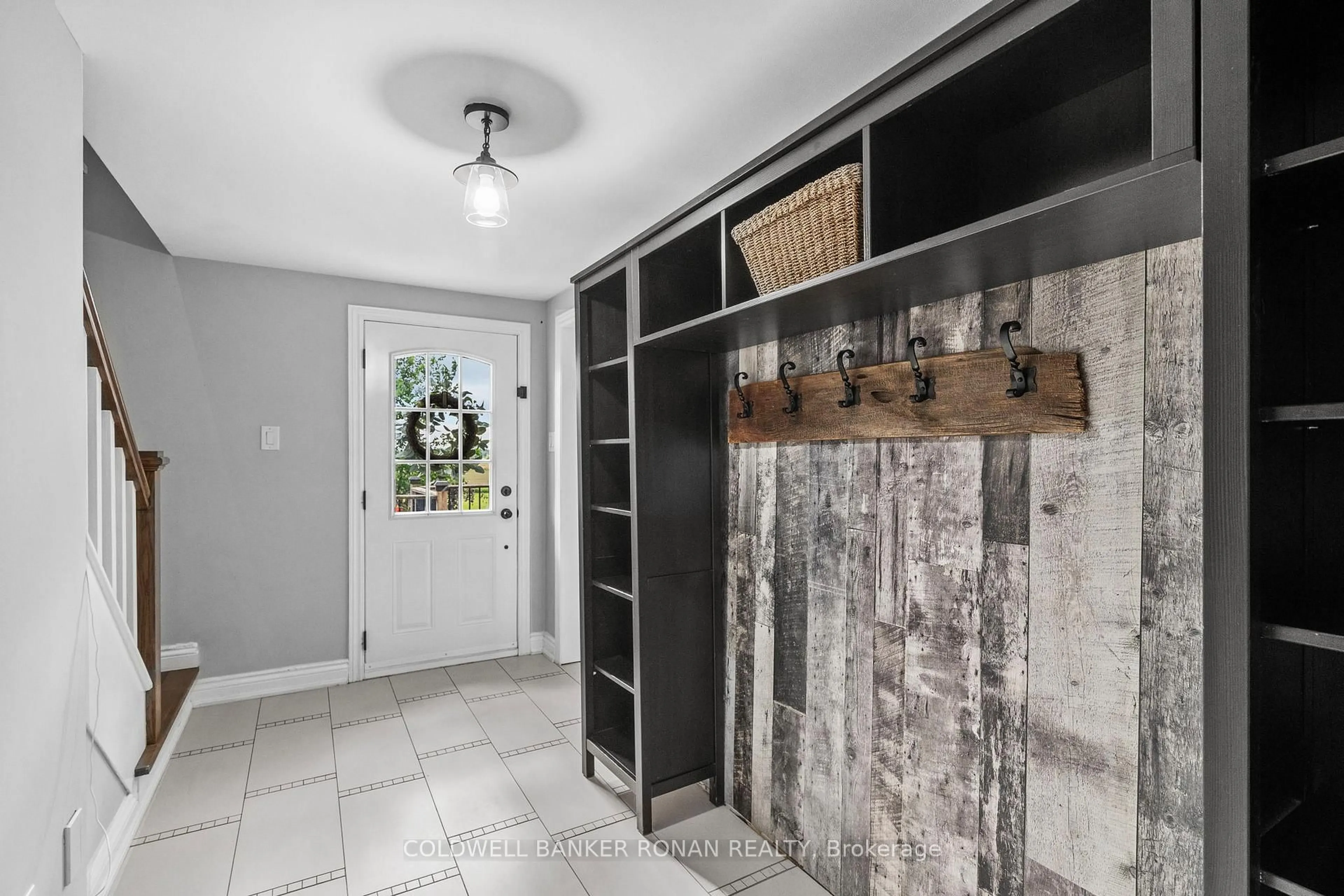 Indoor entryway for 5065 10th Line, New Tecumseth Ontario L0G 1A0