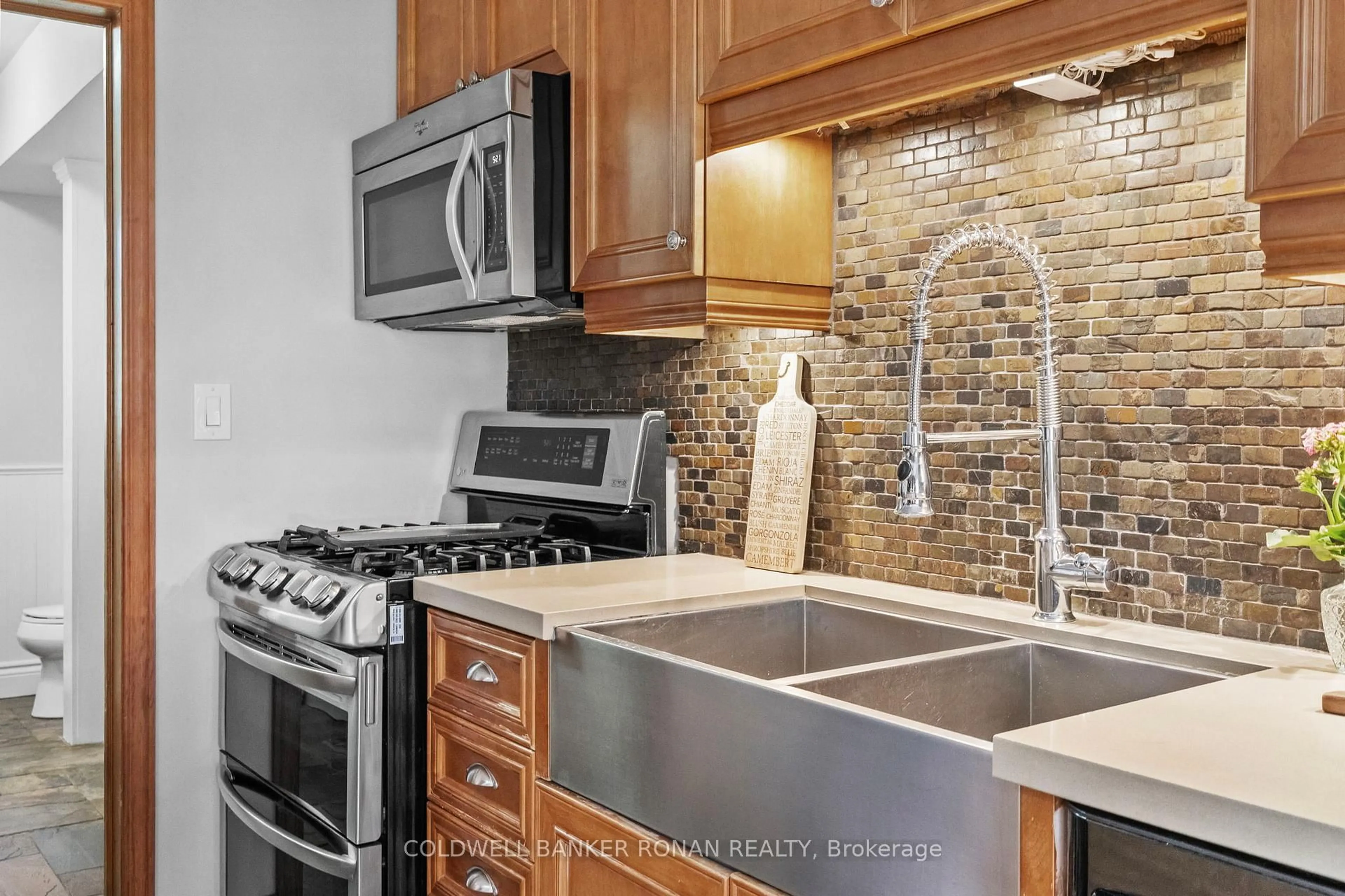 Standard kitchen, ceramic/tile floor for 5065 10th Line, New Tecumseth Ontario L0G 1A0