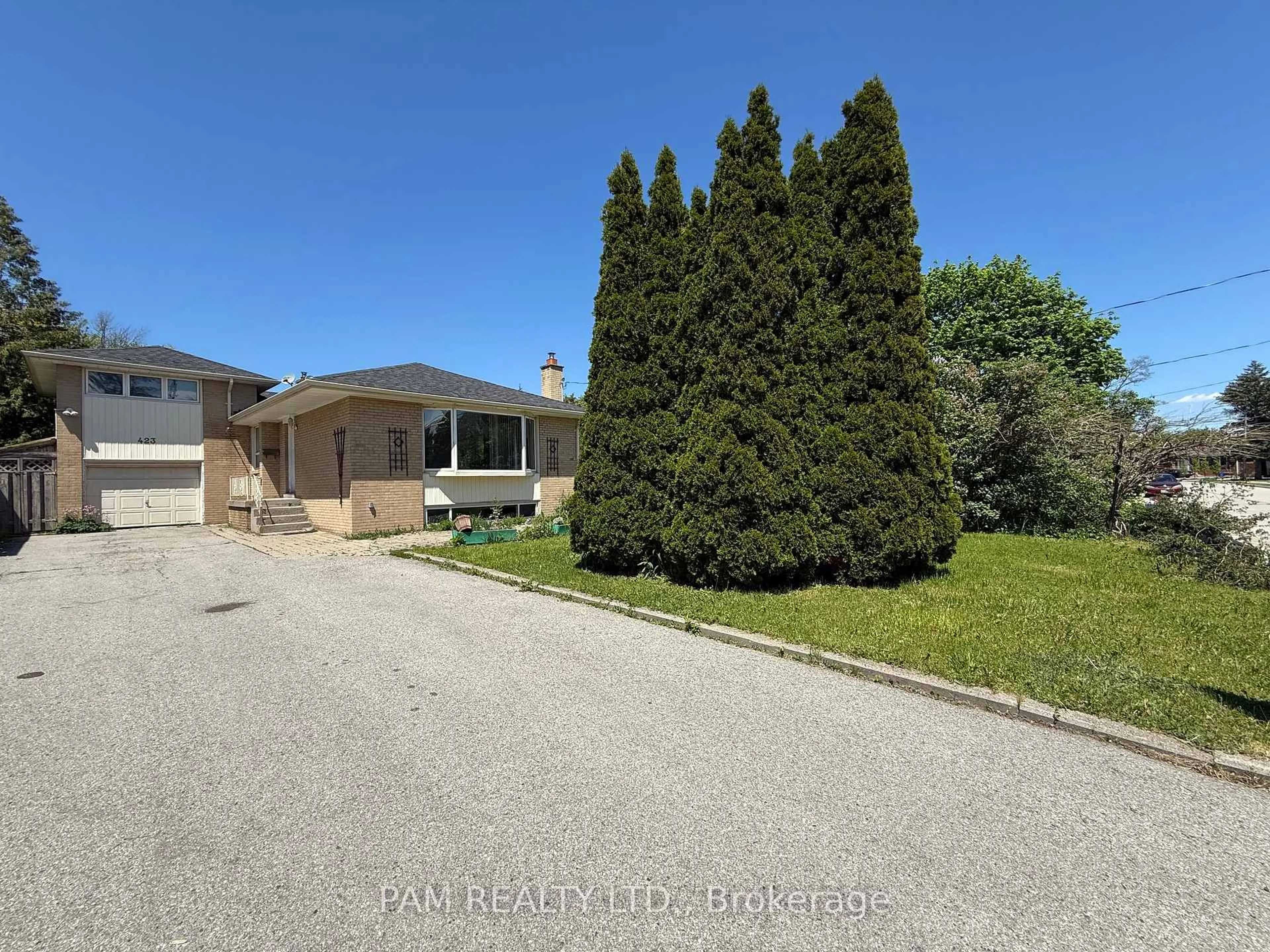 A pic from outside/outdoor area/front of a property/back of a property/a pic from drone, street for 423 Lynett Cres, Richmond Hill Ontario L4C 2V6