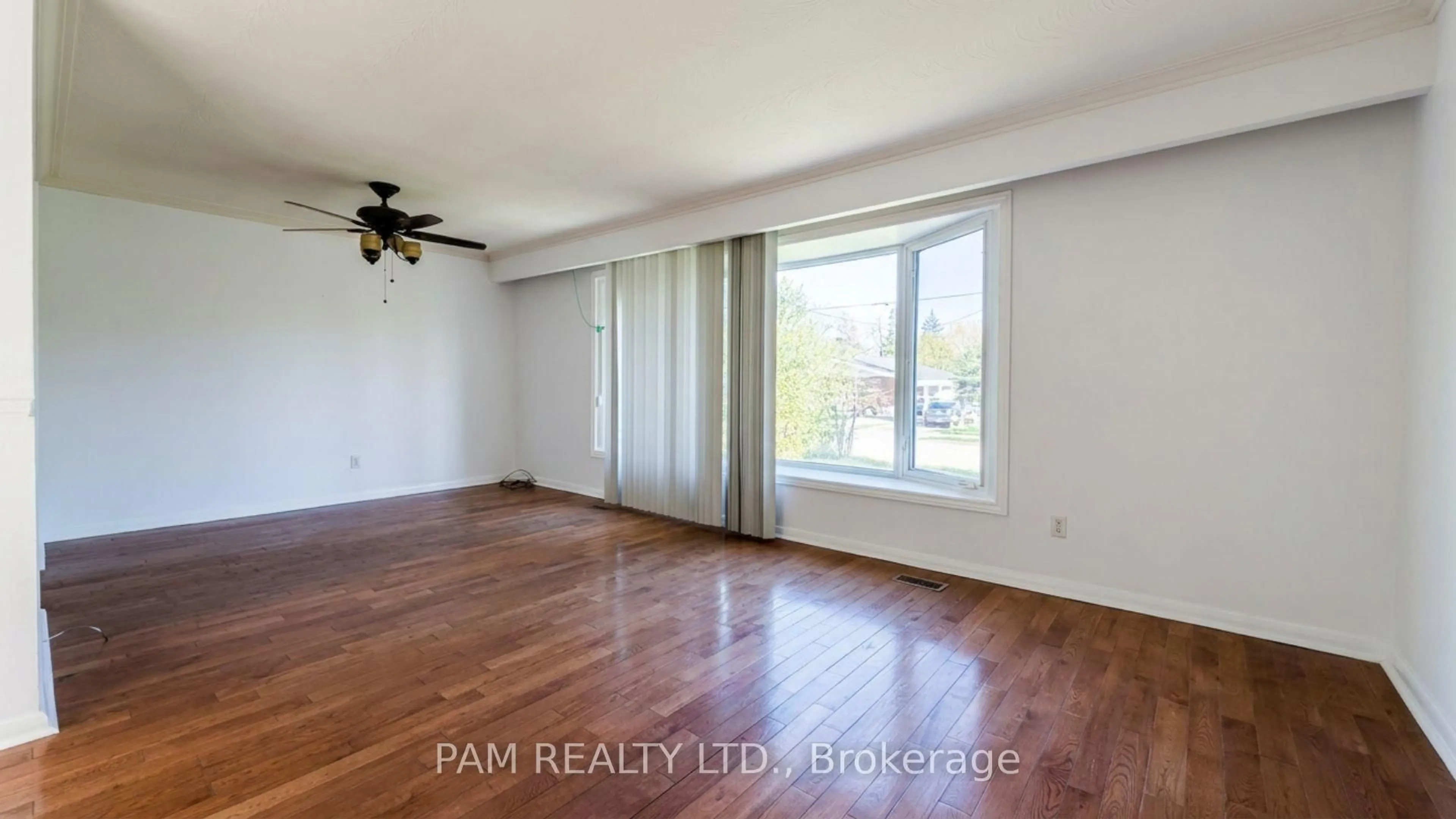 A pic of a room for 423 Lynett Cres, Richmond Hill Ontario L4C 2V6