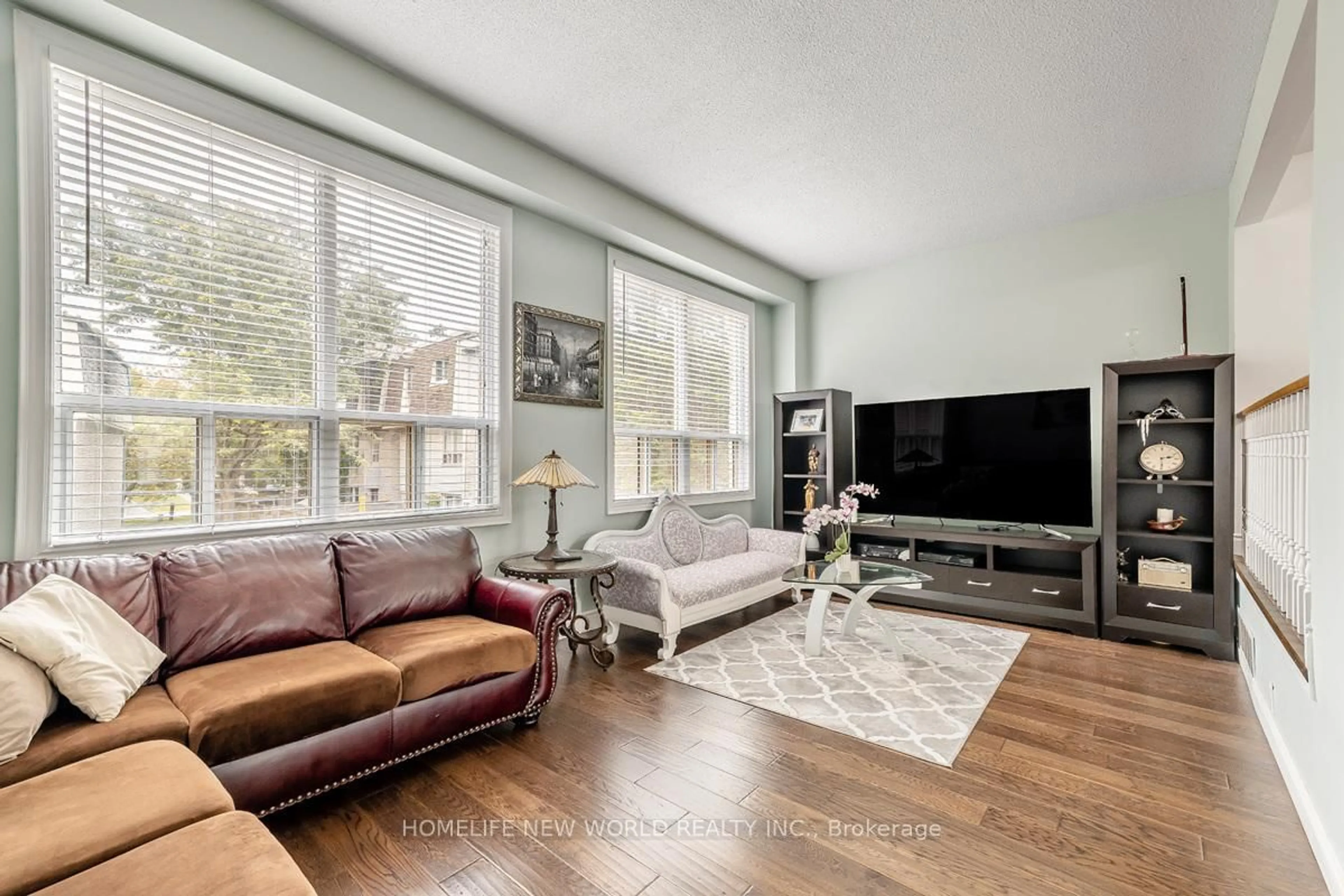 Living room with furniture, unknown for 61 Poplar Cres, Aurora Ontario L4G 3M4