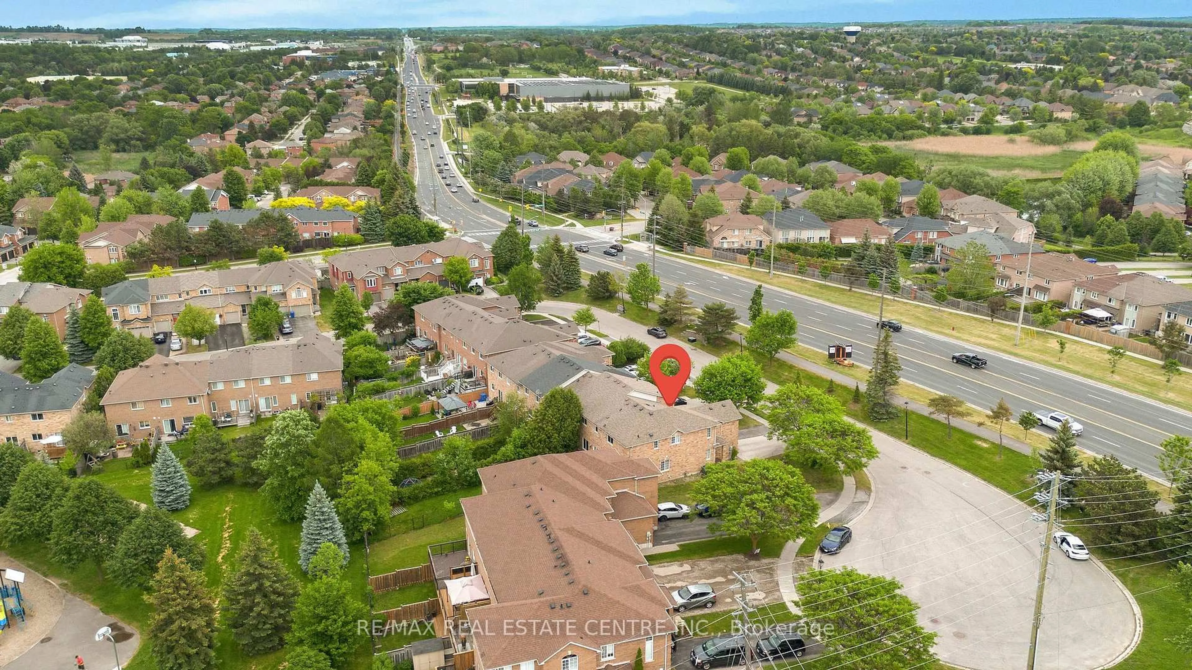 A pic from outside/outdoor area/front of a property/back of a property/a pic from drone, unknown for 507 Rourke Pl, Newmarket Ontario L3Y 8S9