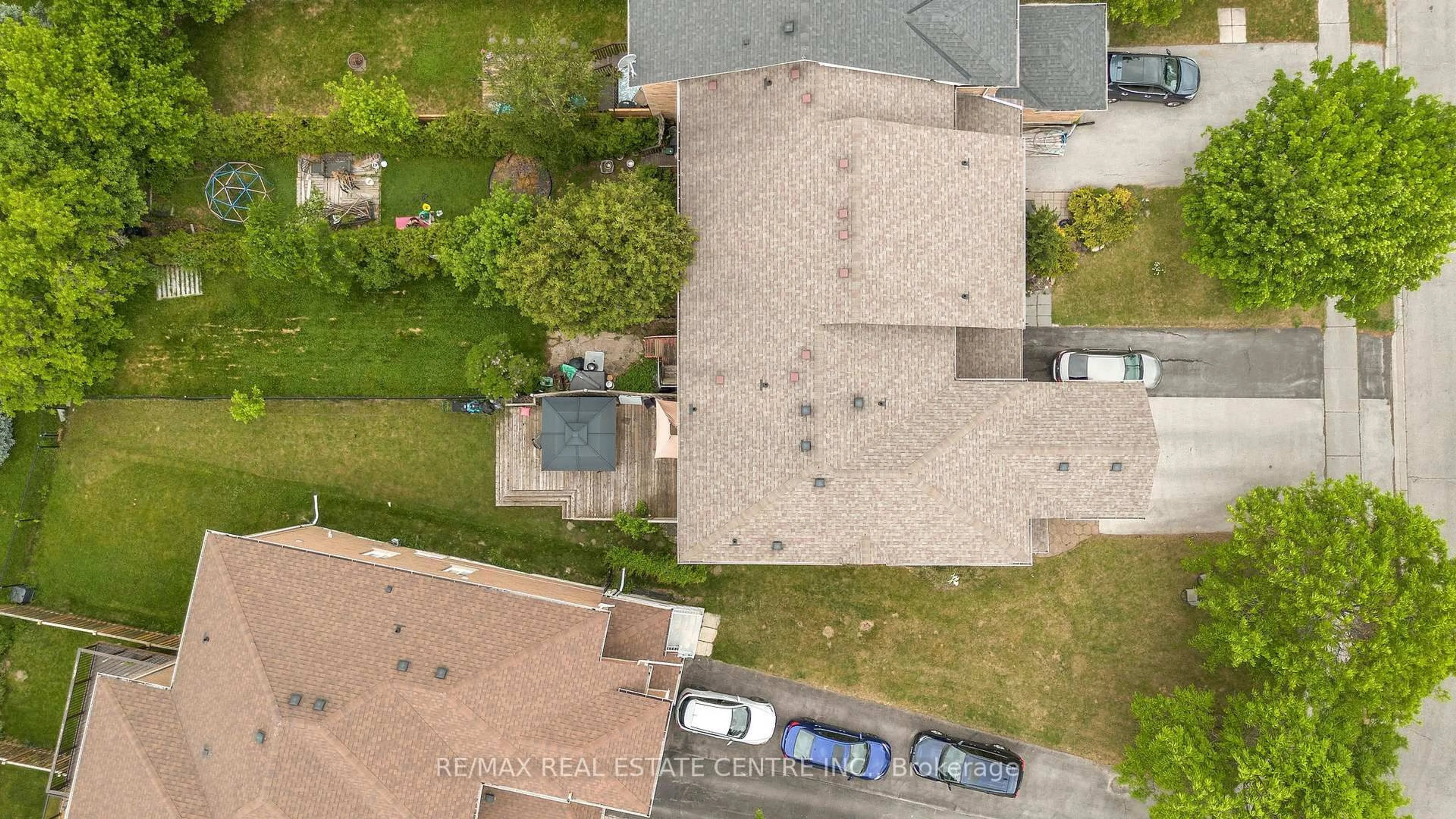 A pic from outside/outdoor area/front of a property/back of a property/a pic from drone, street for 507 Rourke Pl, Newmarket Ontario L3Y 8S9